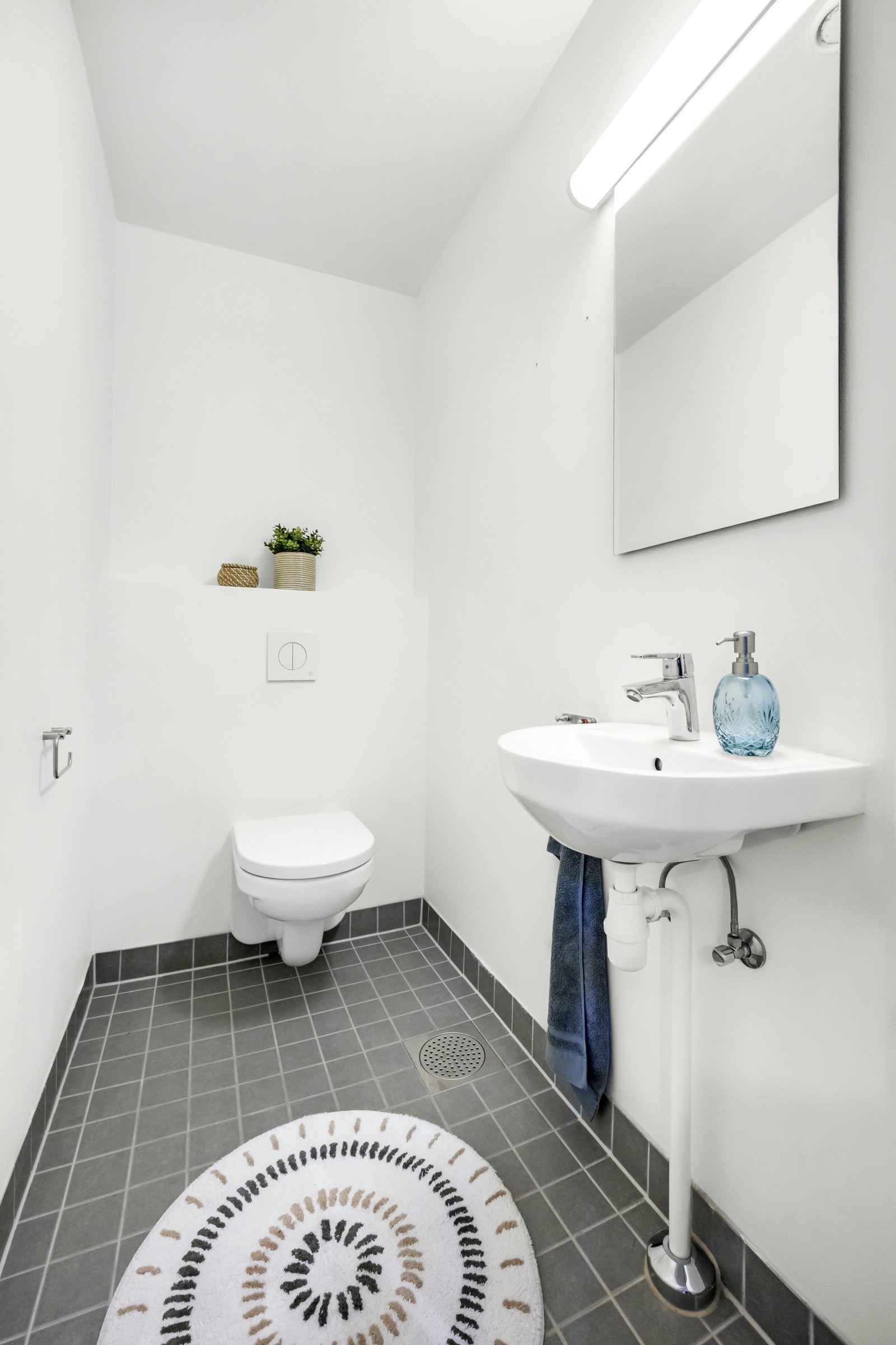 Praktisk, separat toalettrom med vegghengt servant og vegghengt toalett. Galleribilde