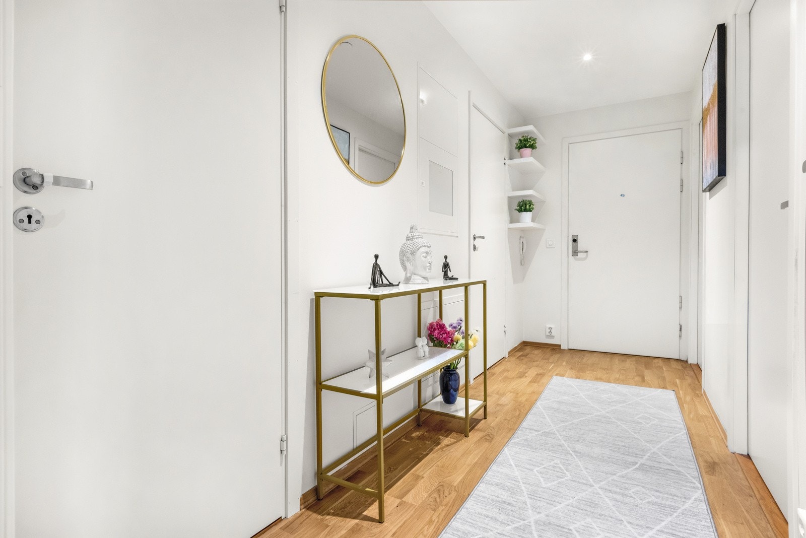 Velkommen inn! Lysmalt og innbydende entré/gang som gir et godt førsteinntrykk av leiligheten. Galleribilde