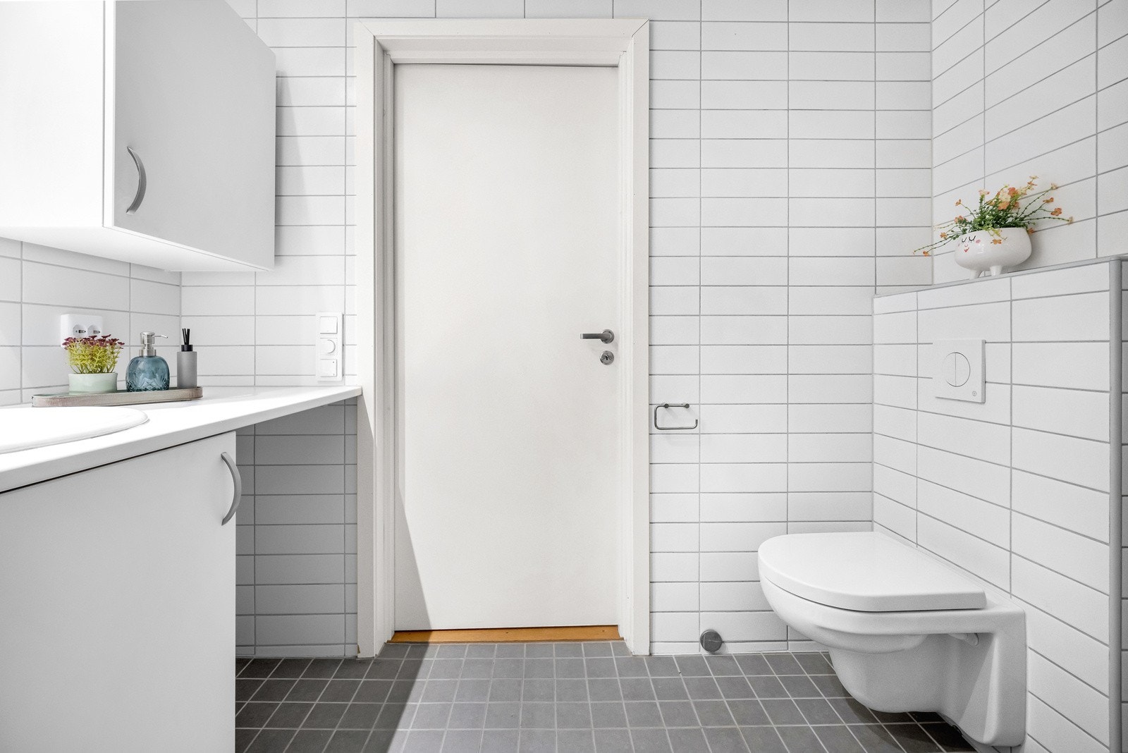 Badet har plass og opplegg for vaskemaskin. Galleribilde