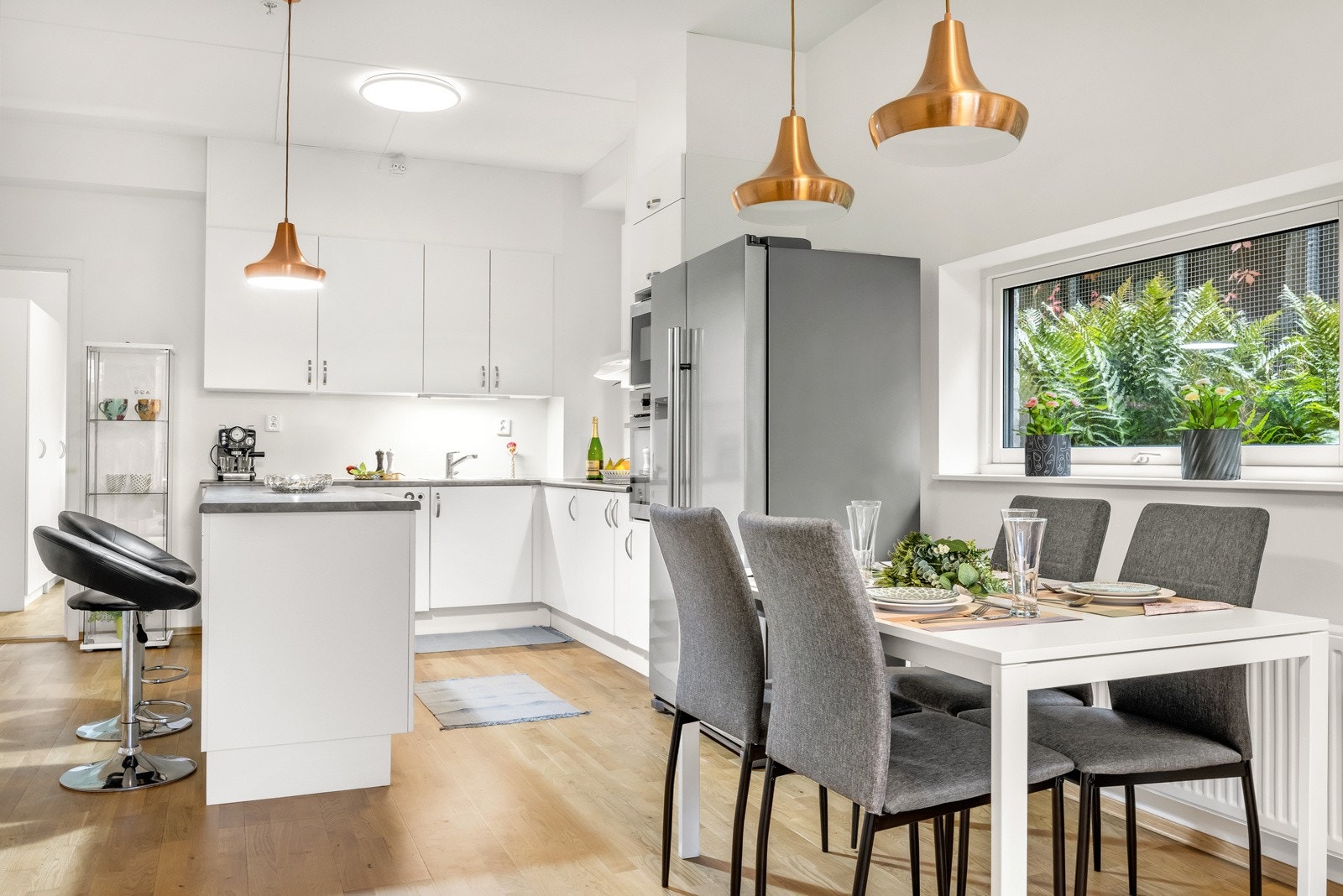 Praktisk og arealeffektiv kjøkkeninnredning fra Aubo med gode løsninger og godt med skap- og benkeplass. Galleribilde