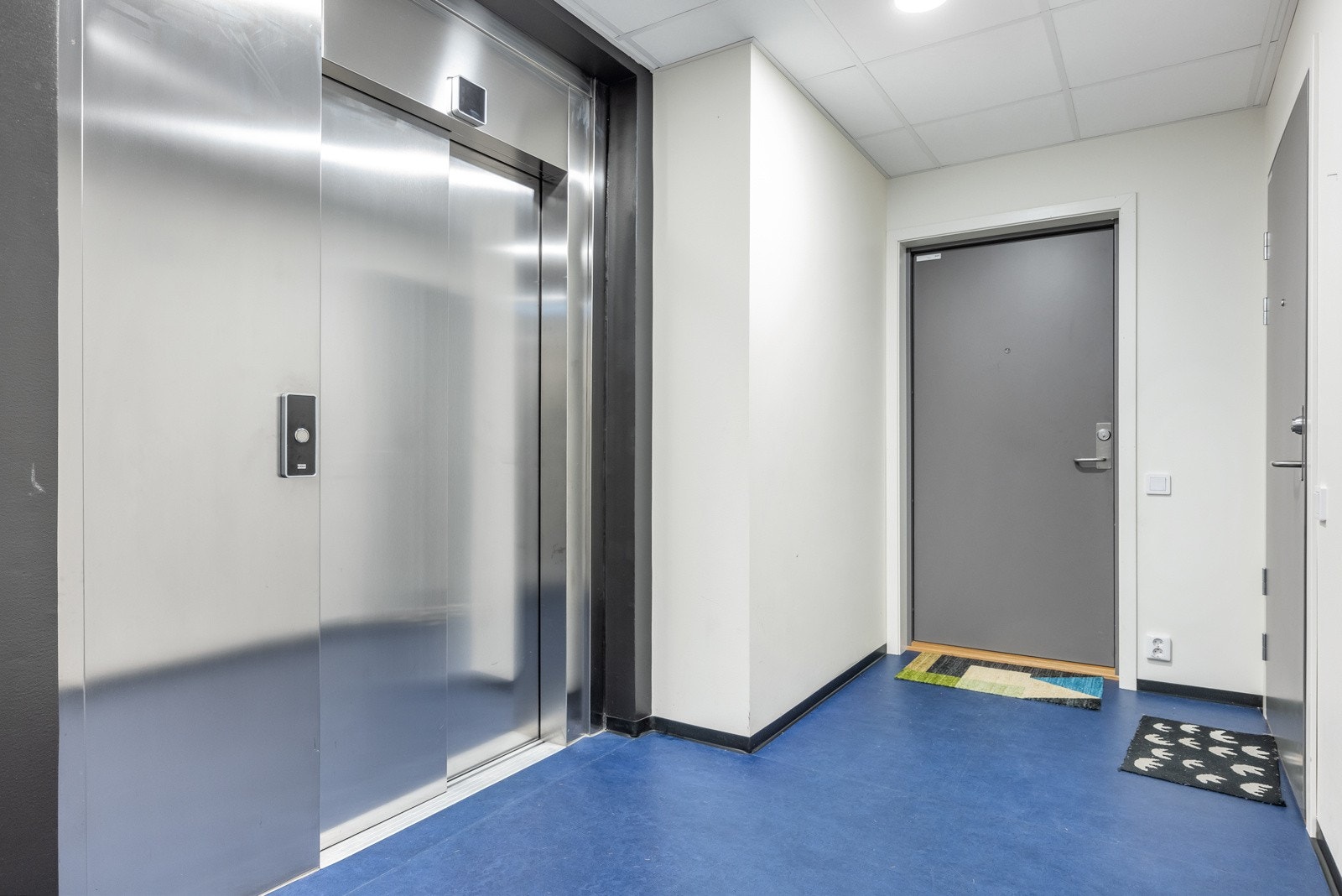 Leiligheten har adkomst fra felles trappeoppgang med heis til alle plan, også garasjeplan. Galleribilde