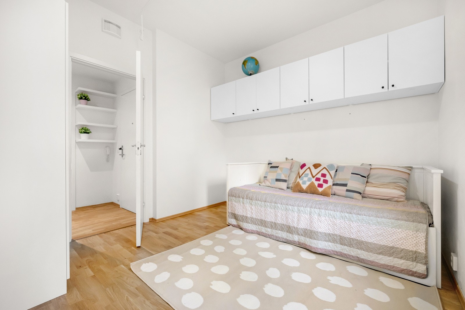 Rommet egner seg ypperlig som for eksempel barnerom, gjesteværelse eller kontor - alt etter ønske og behov! Galleribilde