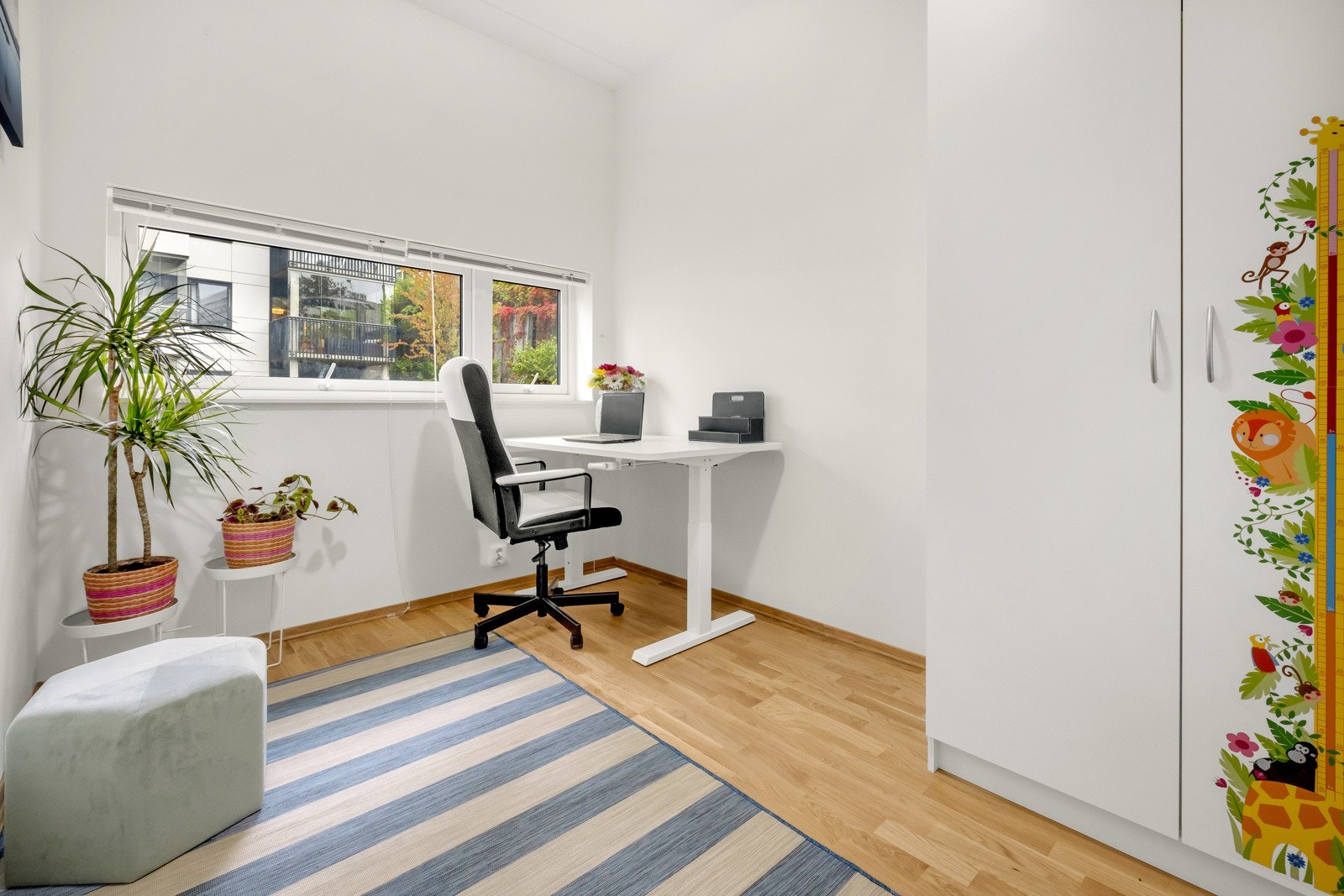 Soverom 3 med plass til seng, skrivepult, oppbevaringsmøblement eller annen ønsket møblering. Galleribilde