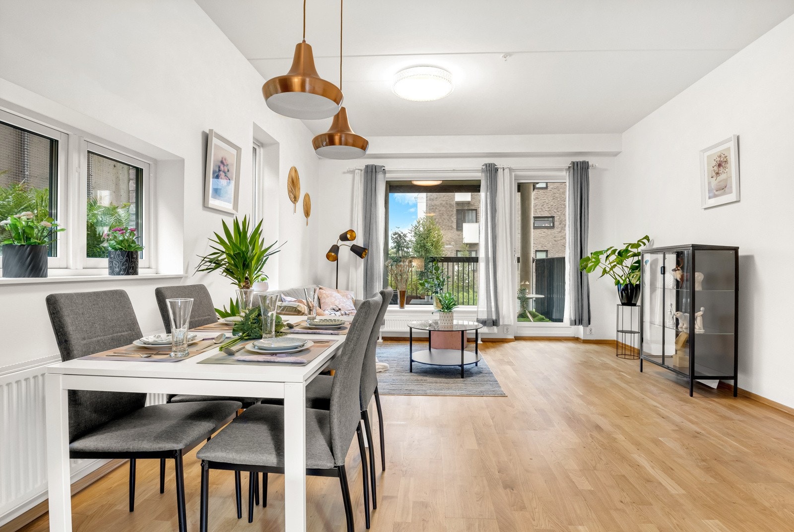 Her er det gode møbleringsmuligheter, med plass til både sofagruppe med tilhørende møblement, tv-seksjon og spisestue. Galleribilde