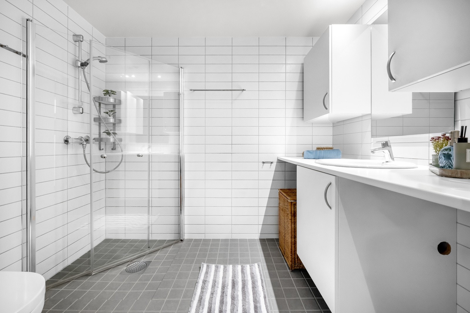 Leiligheten har et pent og delikat baderom, med varme i gulv. Galleribilde