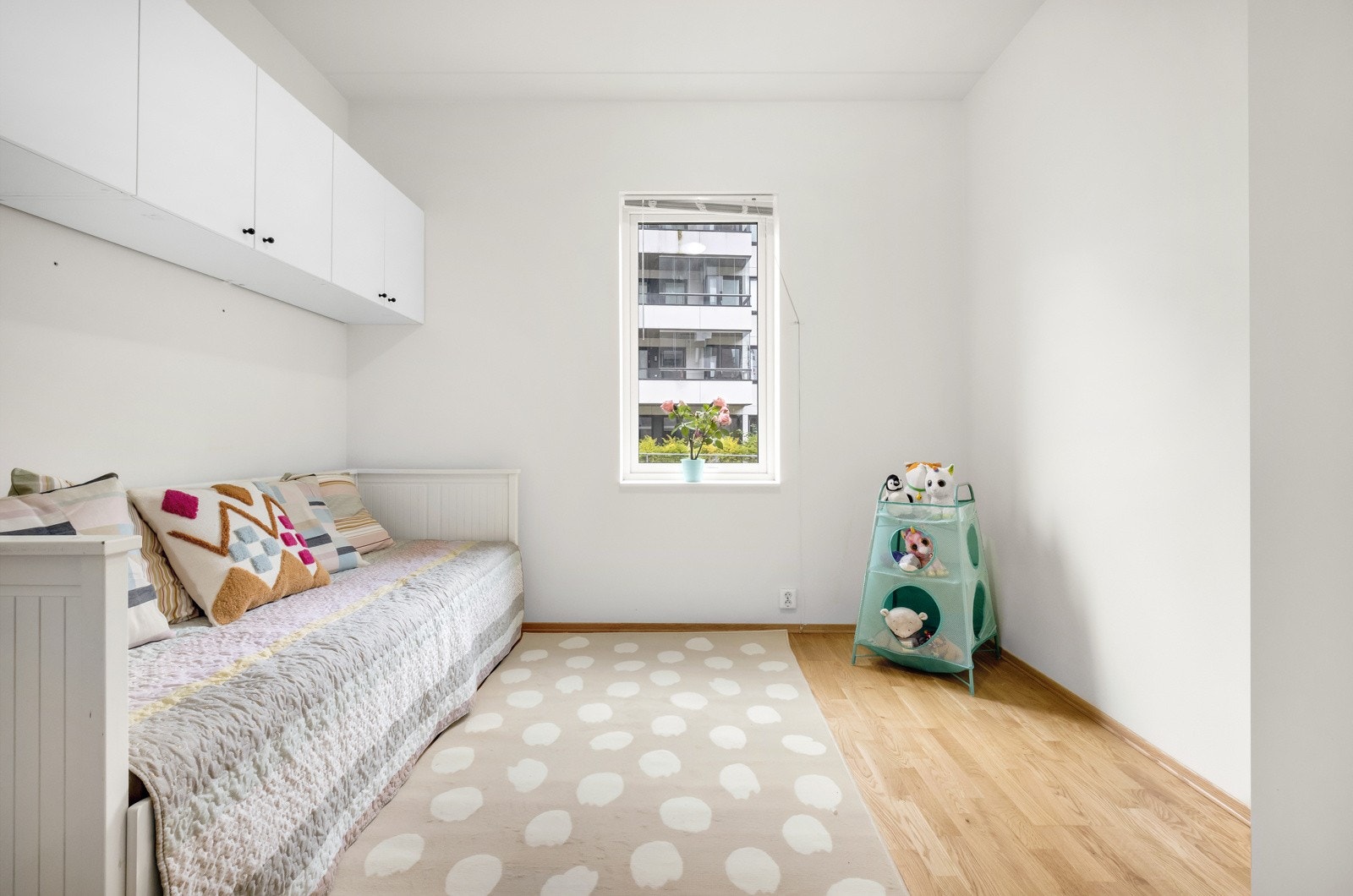 Soverom 2 med plass til seng, skrivepult, oppbevaringsmøblement eller annen ønsket møblering. Galleribilde