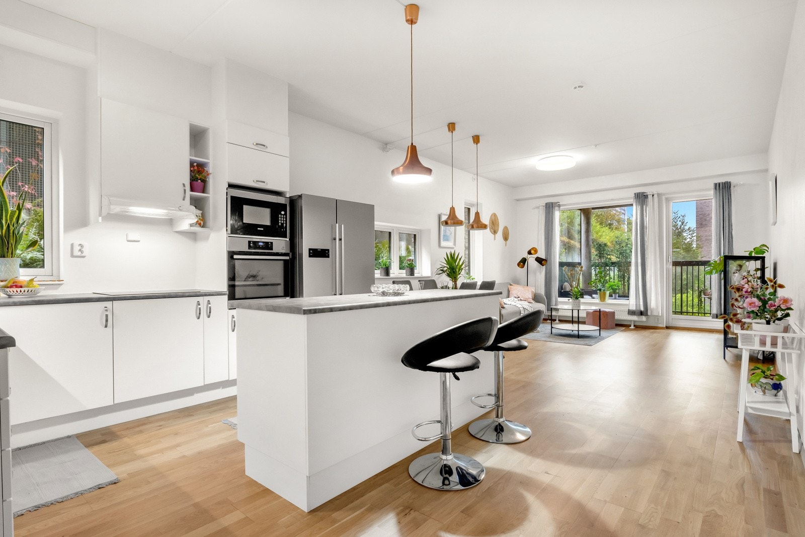 Innredningen består i i tillegg av en flott kjøkkenøy som skaper en fin helhet i rommet og gir rom for spiseplass. Galleribilde