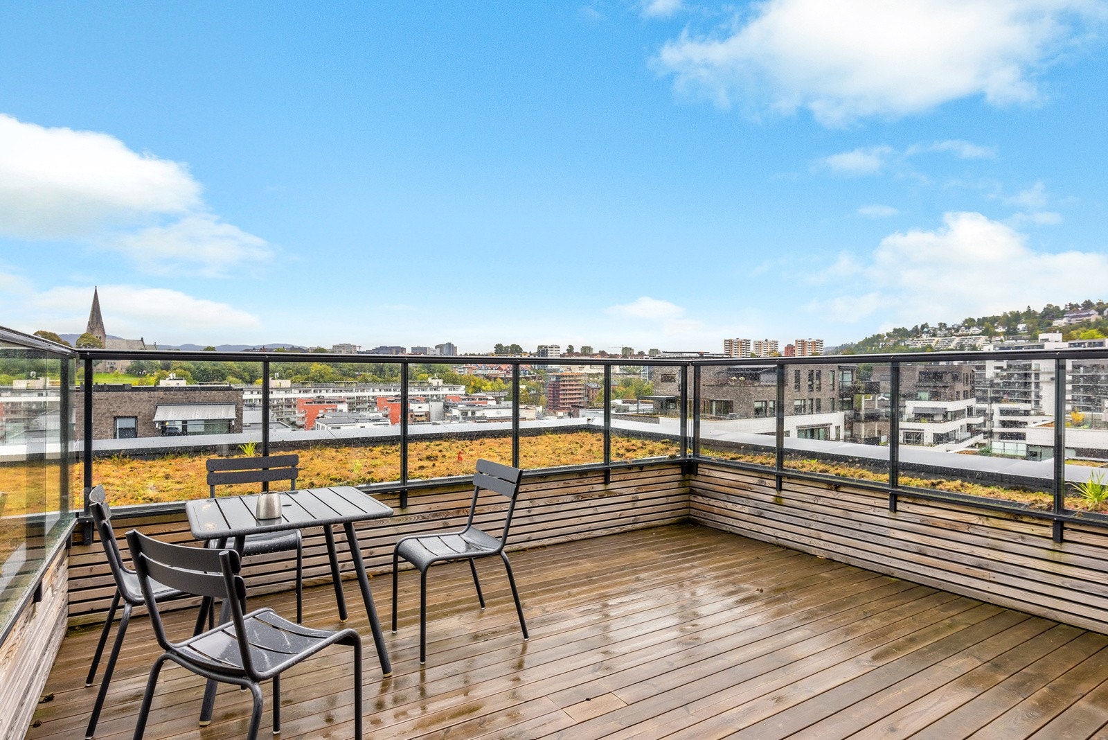 Felles takterrasse med flott utsikt og gode solforhold. Galleribilde