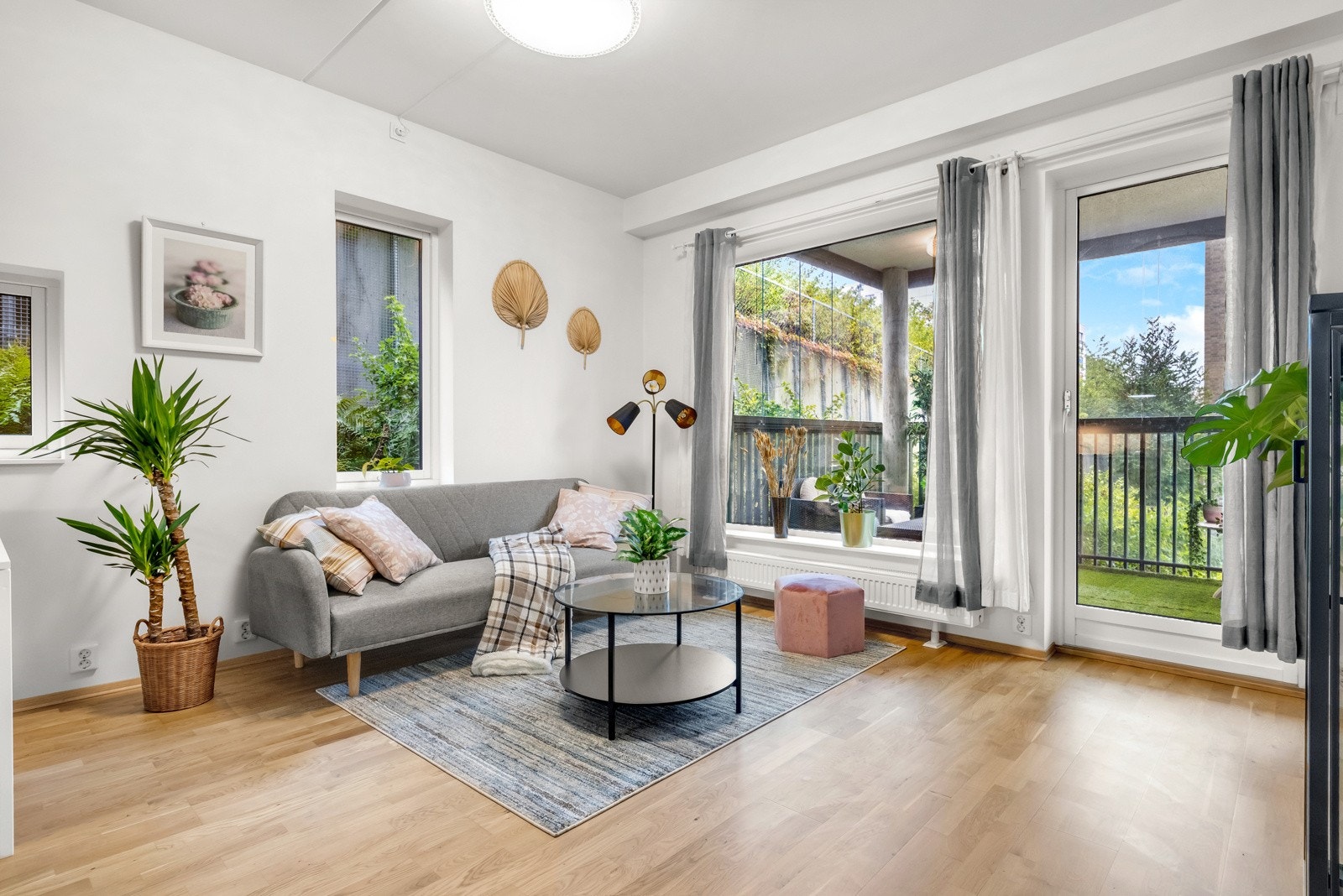 Hjørnebeliggenheten med vindusflater mot flere himmelretninger slipper inn rikelig med naturlig lys, og skaper en hyggelig atmosfære. Galleribilde