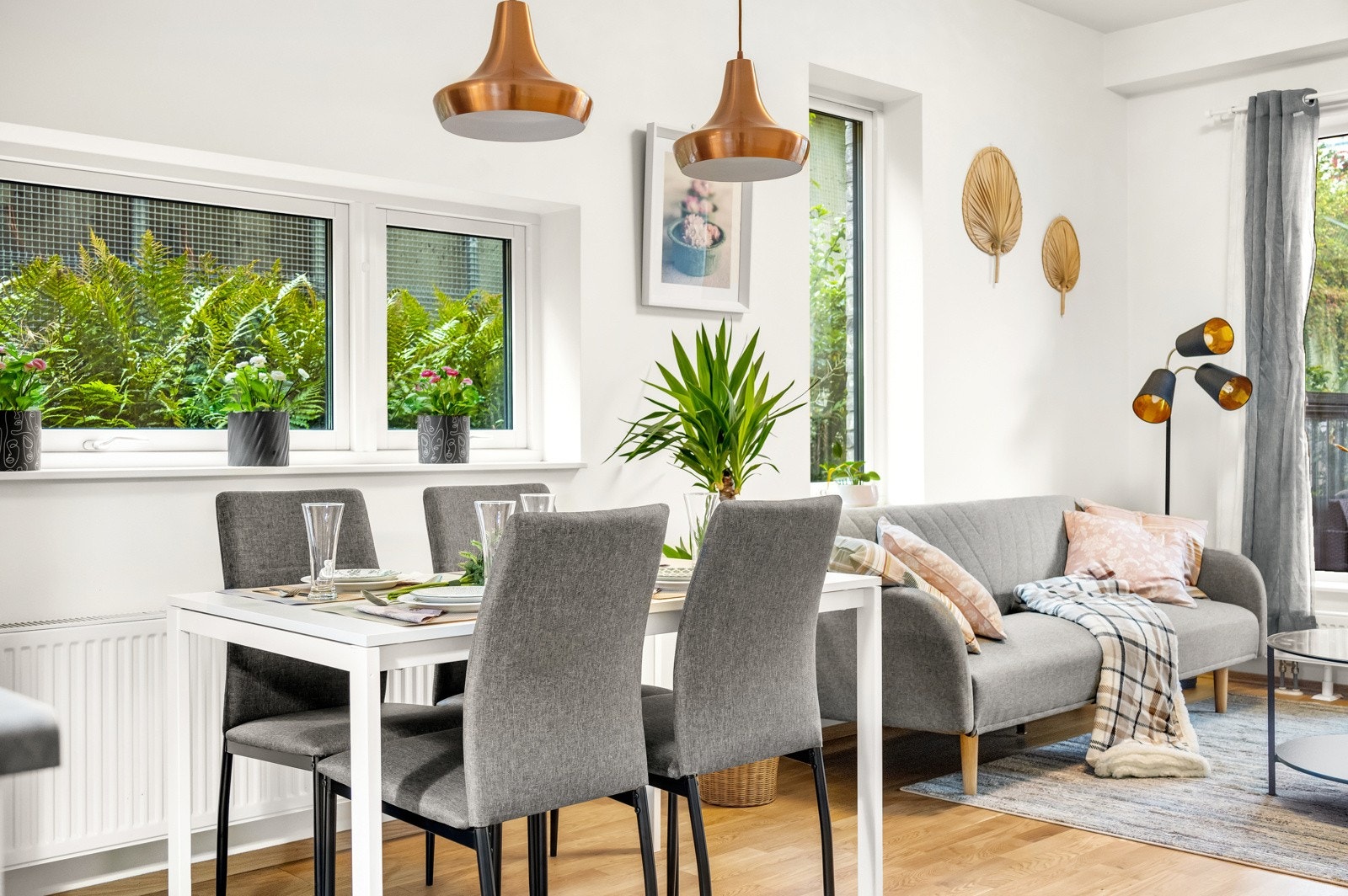 Den åpne løsningen sikrer en god utnyttelse av arealet og skaper et hyggelig og sosialt oppholdsrom. Galleribilde