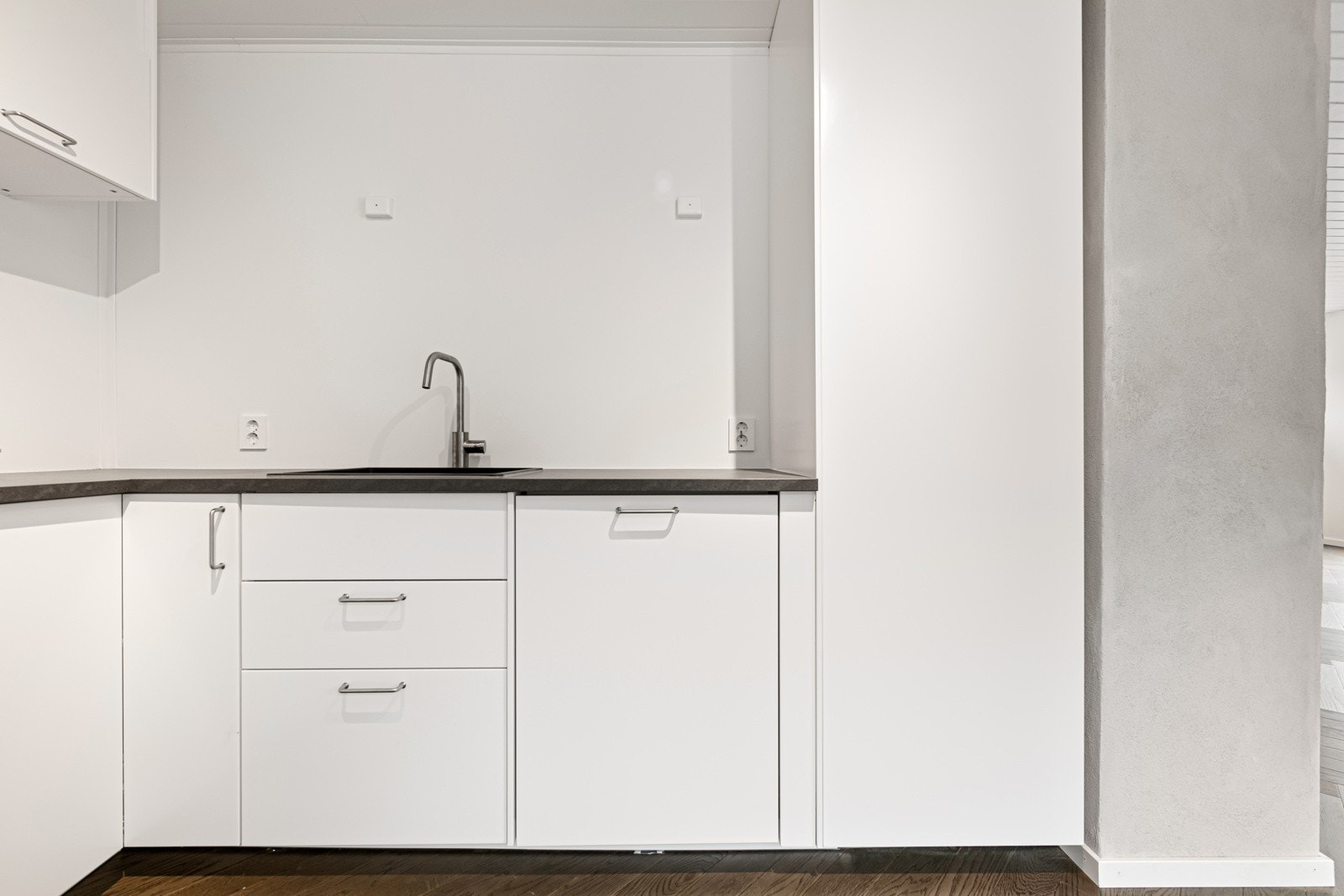 Det er laget veggpunkter til lys over benk med dimmer og stikkontakter i overskapene til lys med dimmer. Galleribilde