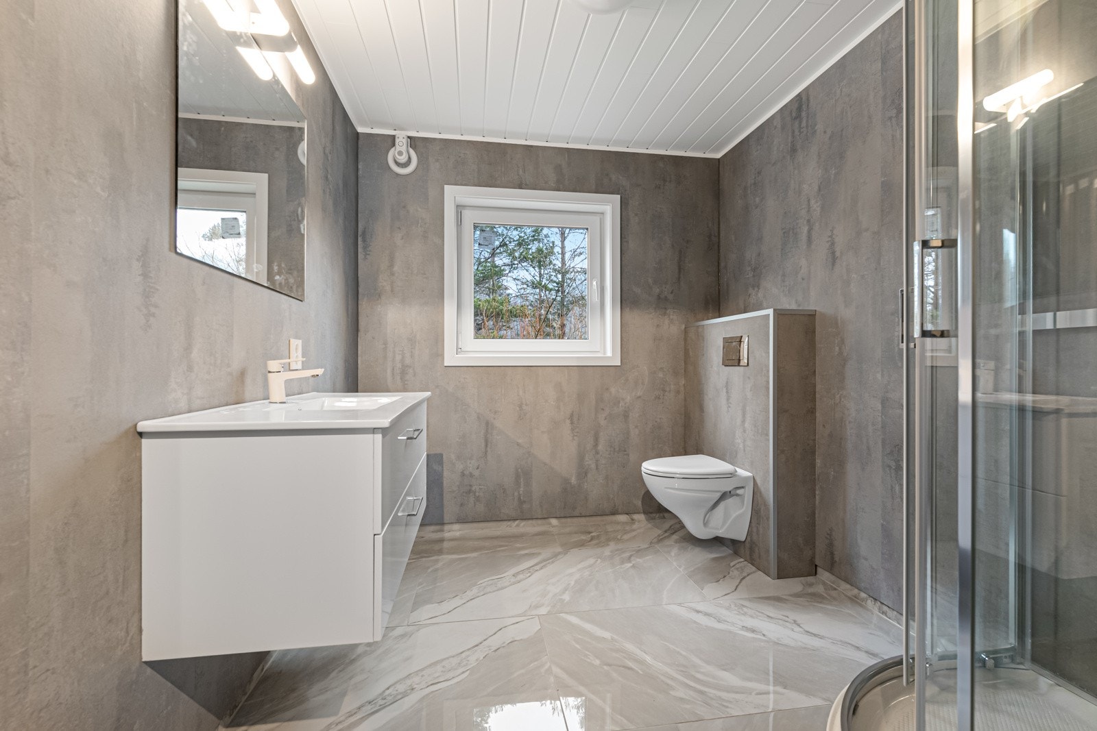 Badet er nyrenovert og har fliser på gulvet, nedstøpte varmekabler og fuktstyrt avtrekksvifte. Galleribilde