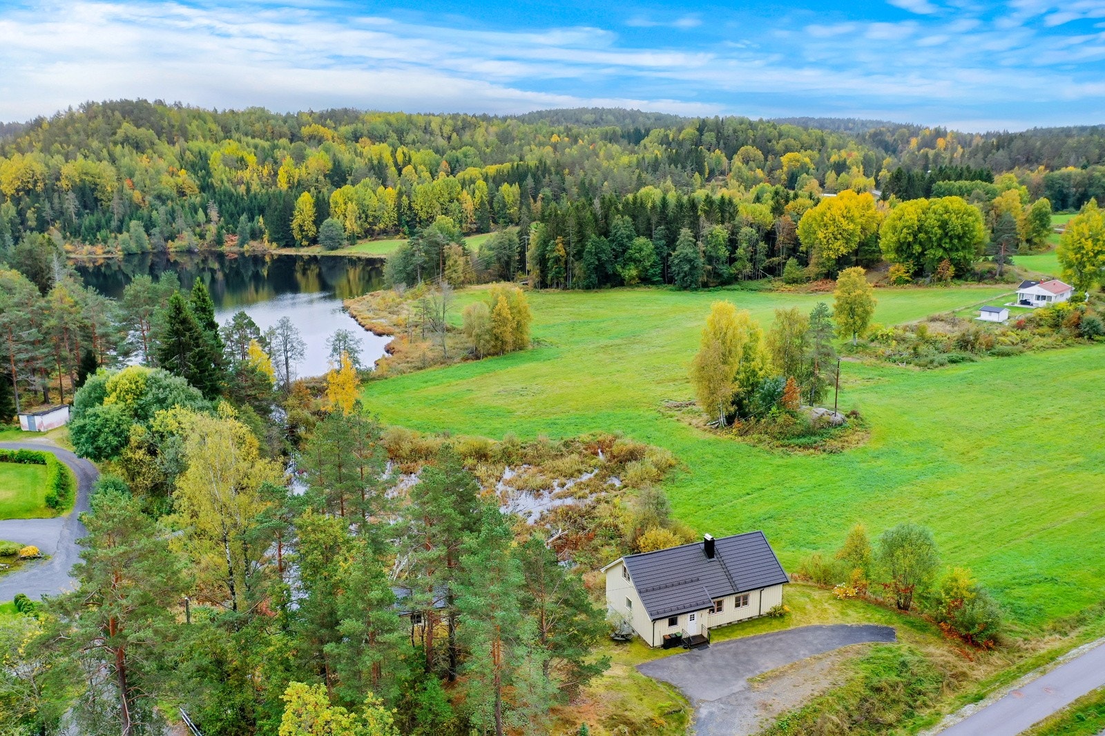 Boligen har en landlig beliggenhet, men det er gangavstand til både kjøpesenter og ungdomsskole. Galleribilde
