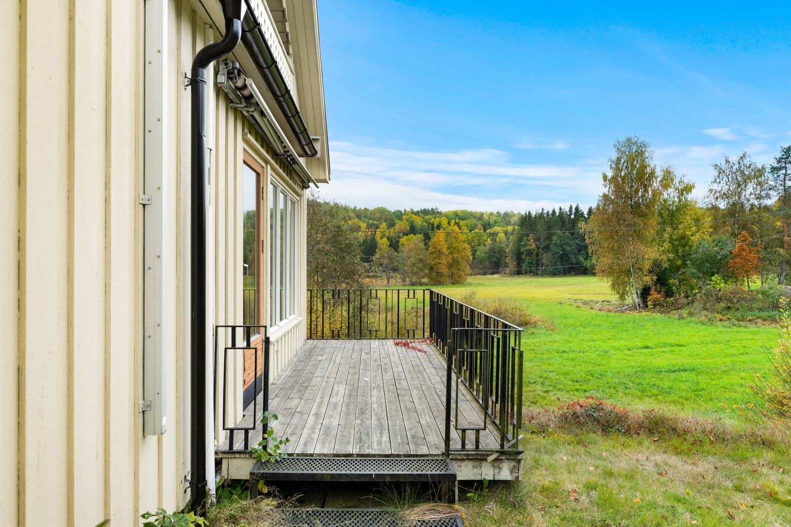 På terrassen er det montert ny stikkontakt og nye utelyspunkter. Galleribilde