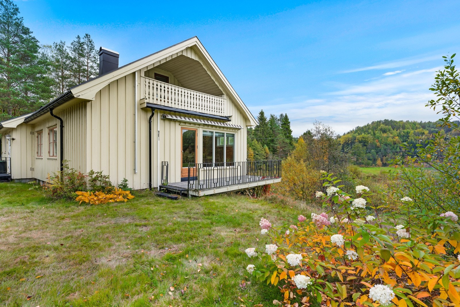 Terrassen har adkomst fra både stuen og hagen. Galleribilde