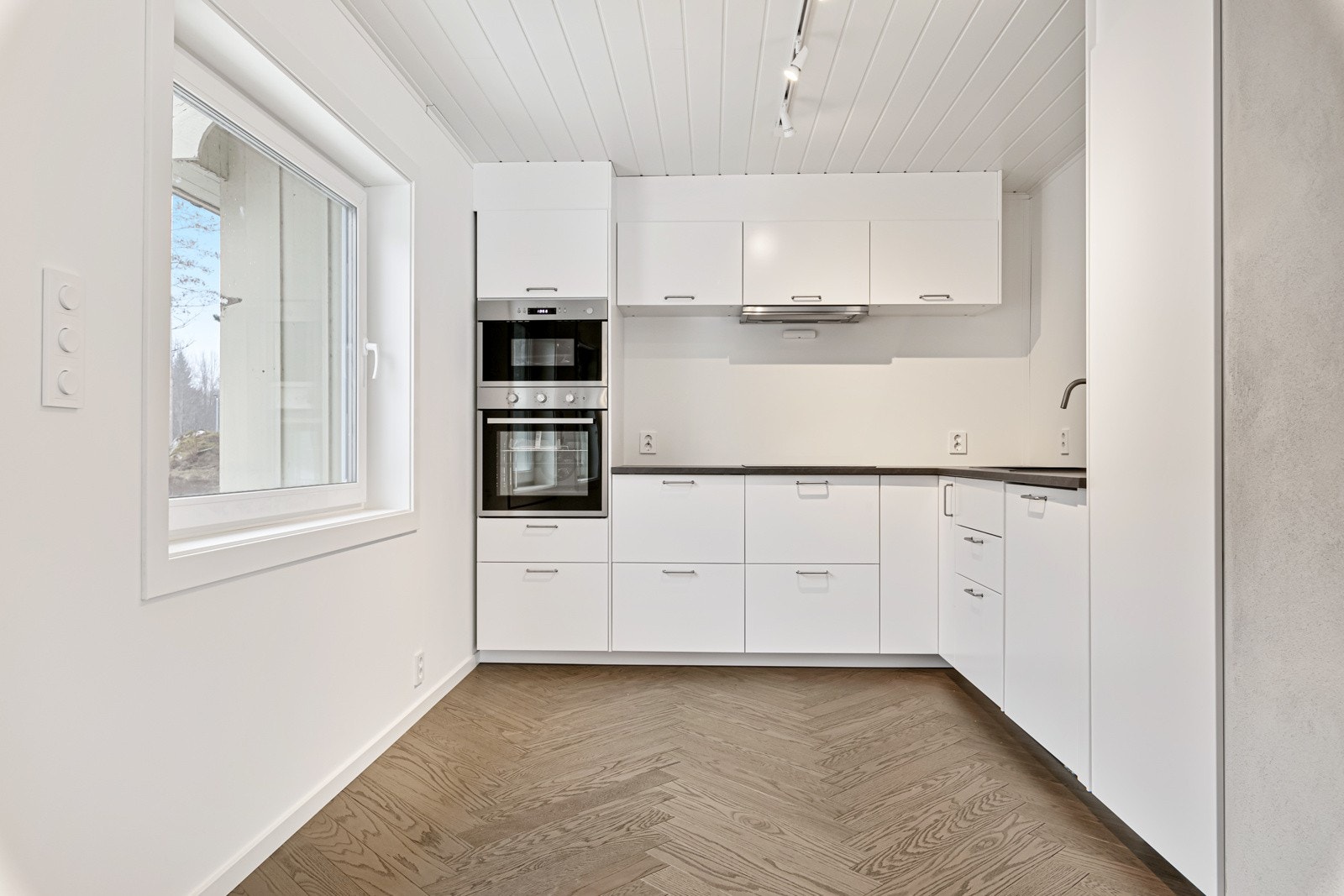 Hvitevarene består av induksjonstopp, stekeovn, mikro, oppvaskmaskin og kjøl/frys. Galleribilde