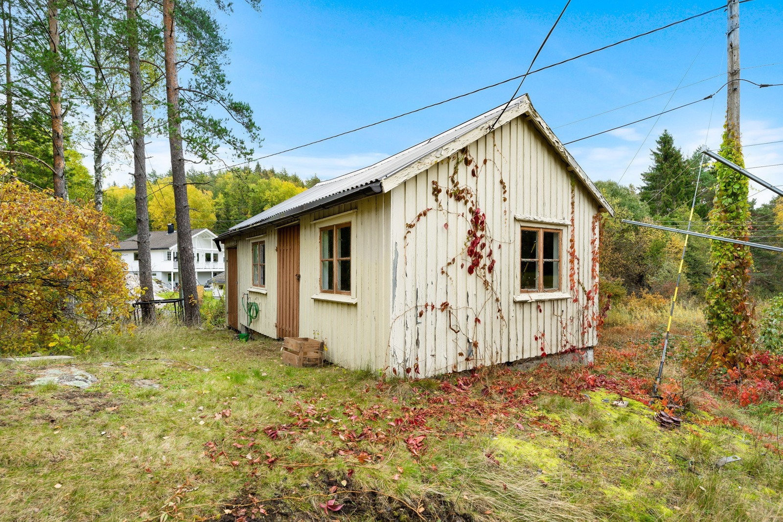 På eiendommen er det oppført et eldre uthus. Galleribilde