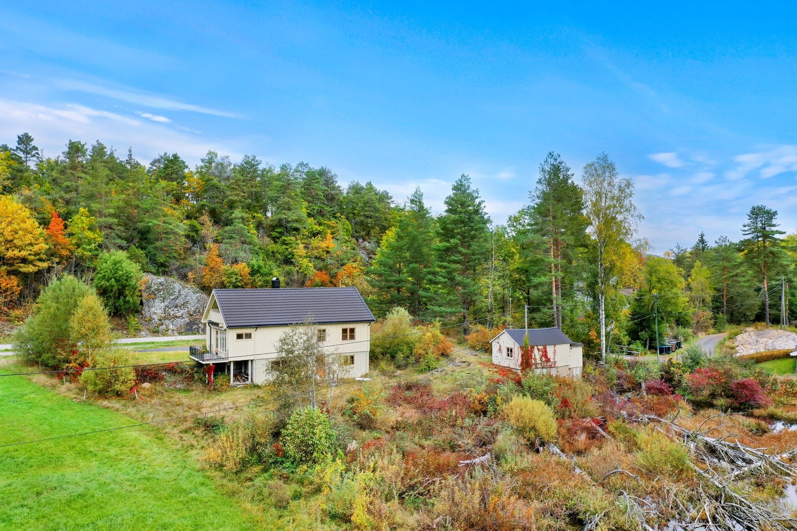 Tomten er på 2 155 kvm og består av en stor andel naturtomt. Galleribilde