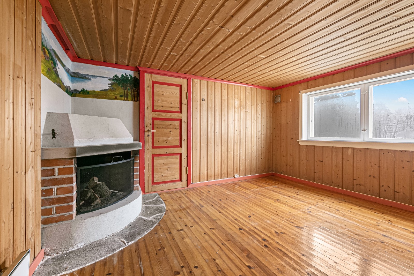 Det er åpen peis i kjellerstuen og vedovn i vaskerommet. I trapperommet utenfor kjellerstuen er det utgangsdør. Galleribilde
