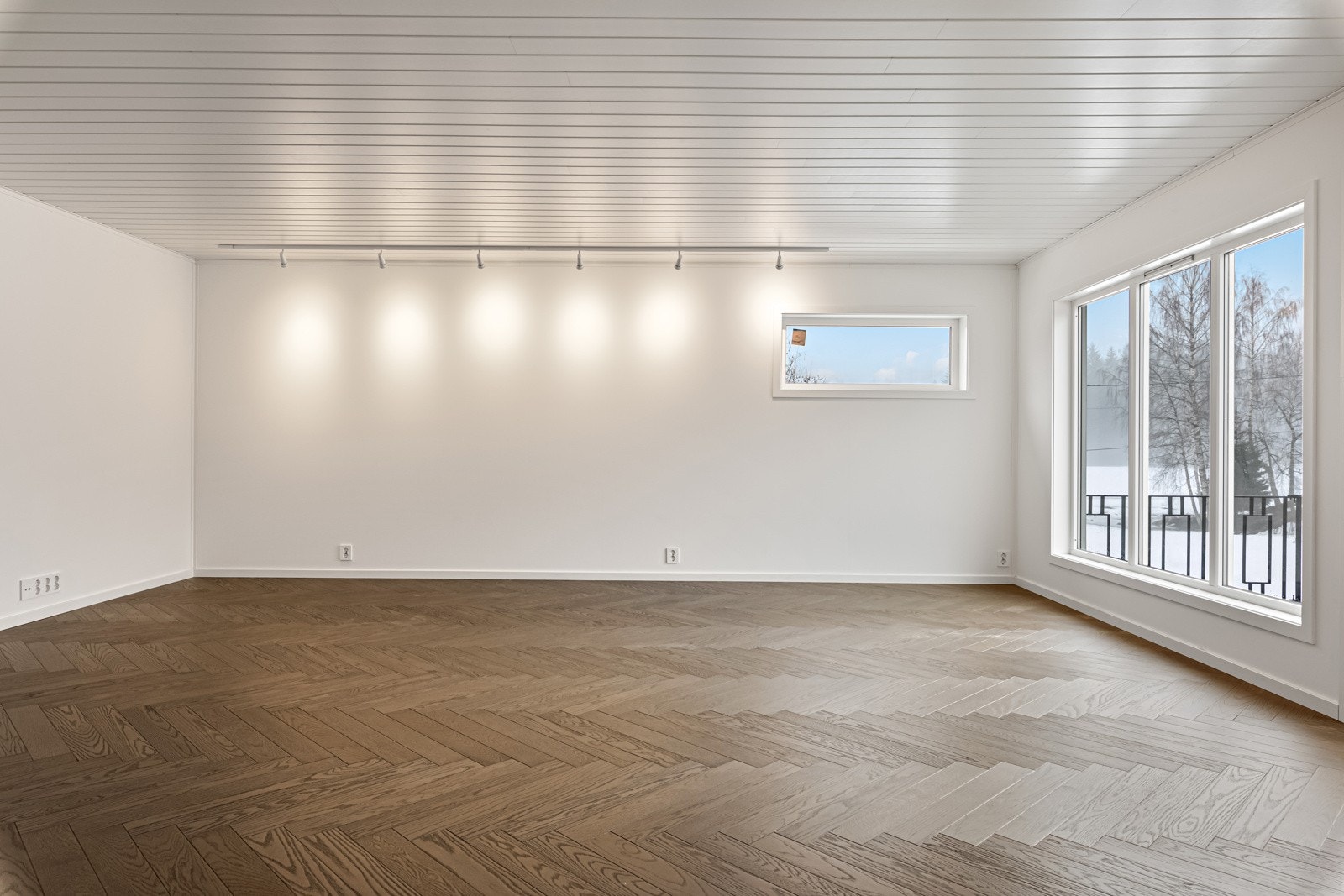 Spotskinne på hver side av rommet gir effektfull belysning. Galleribilde
