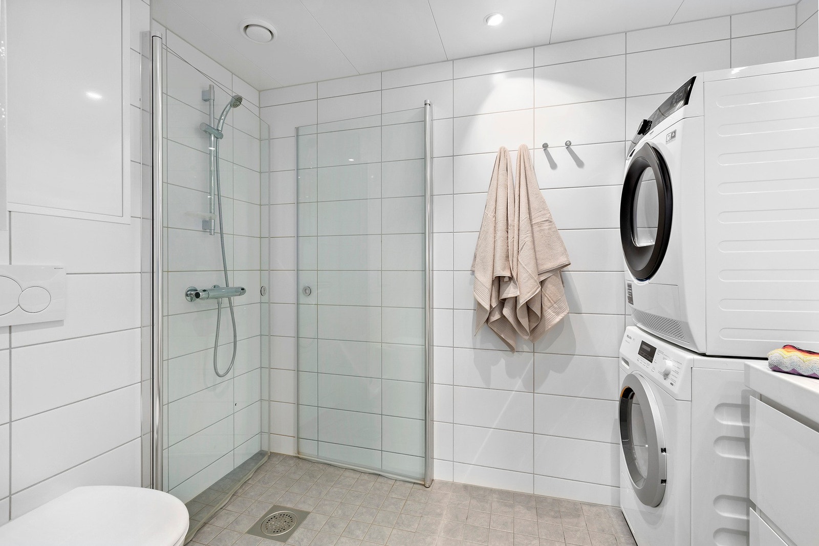 Badet er flislagt med gulvvarme og har fått TG0 av bygningssakkyndig. Galleribilde