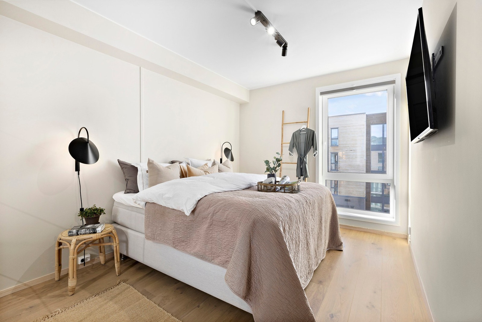 På dette hovedsoverommet er det satt opp praktiske garderobeskap. Galleribilde