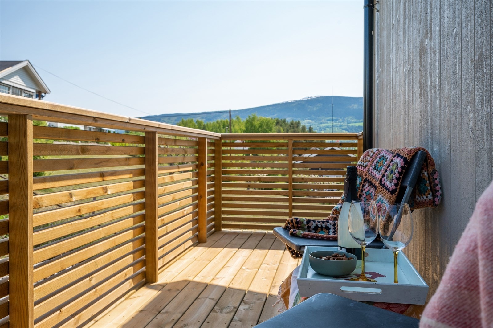 Terrasse ved inngang. Her kan man nyte morgenkaffen Galleribilde