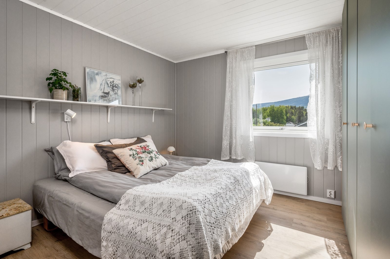 Stort og romslig soverom med god plass til både dobbeltseng og klesskap. Galleribilde