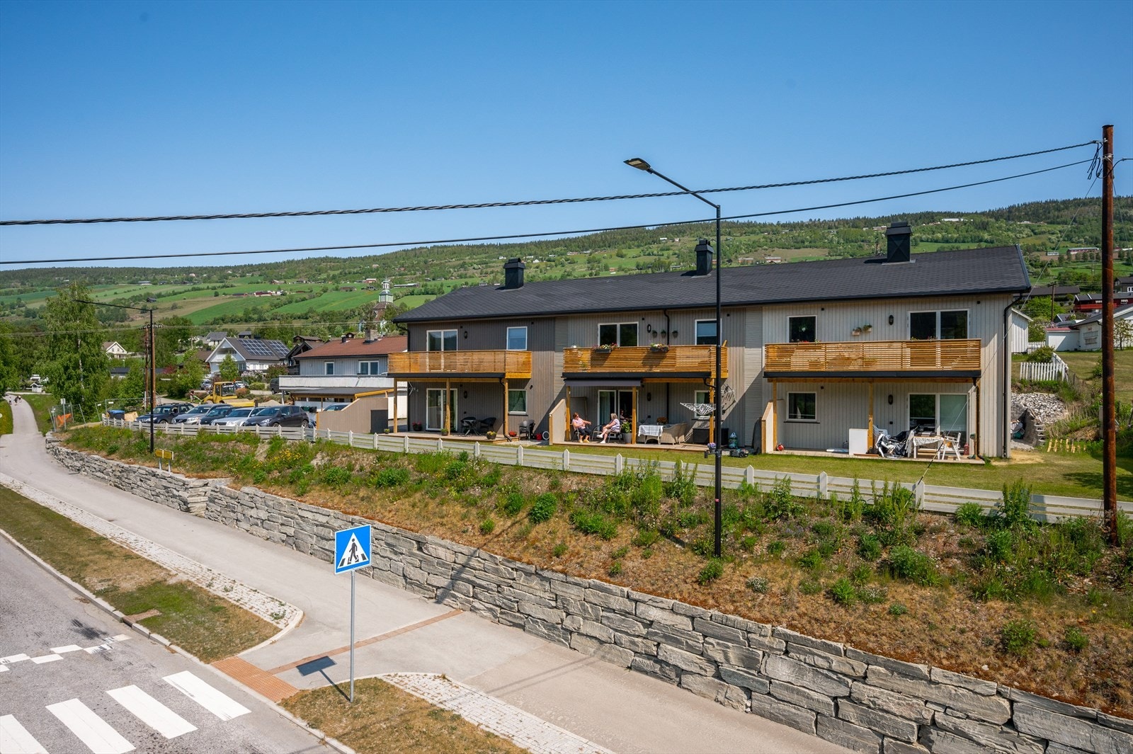 Leiligheten ligger sentralt til på Sør Fron. Gangavstand til dagligvare, legekontor, frisør, bibliotek og kommuneadministrasjon. Galleribilde