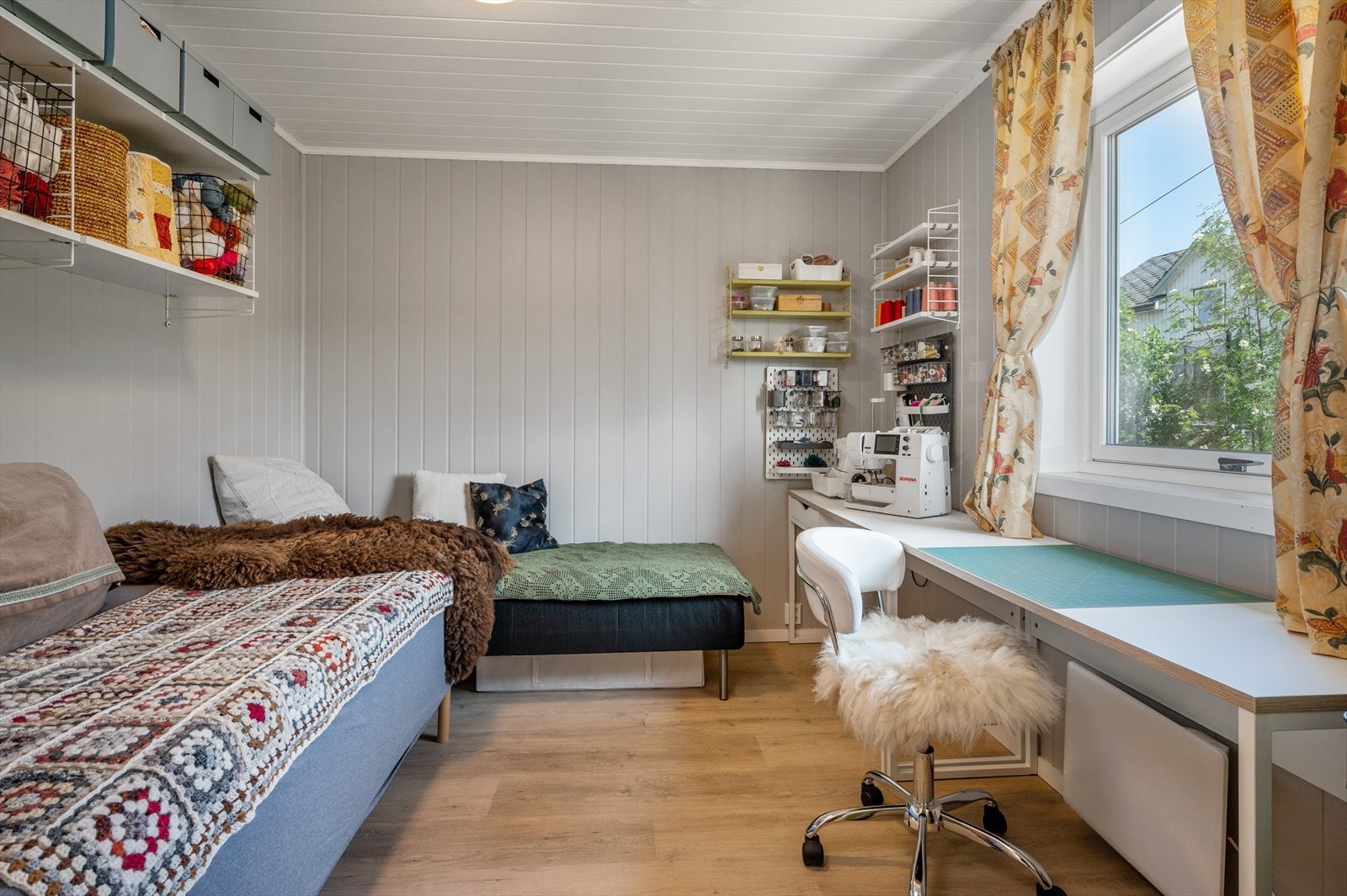 Stort soverom med god plass til dobbeltseng. Galleribilde