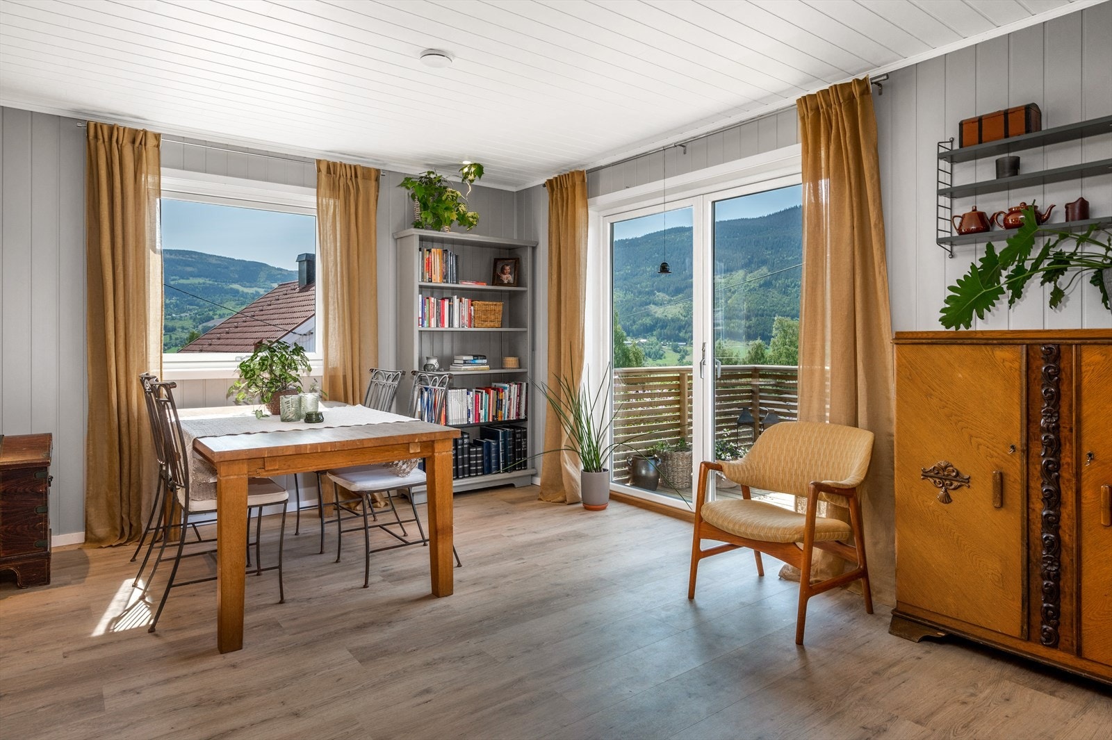 Store vindusflater som gir rikelig med naturlig lys. Galleribilde
