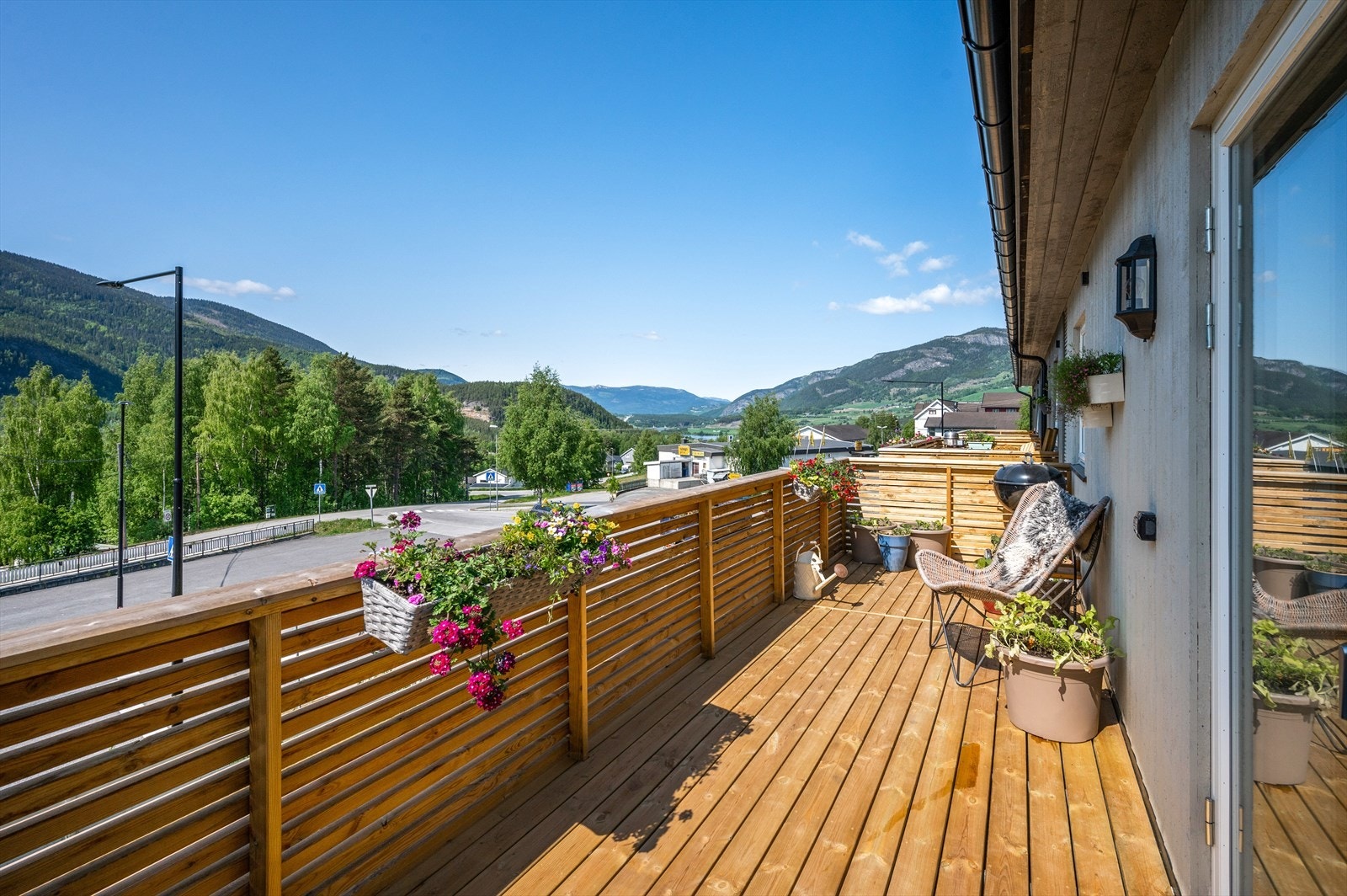 Veranda med plass til sittegruppe. Flott utsikt og god solgang ! Galleribilde