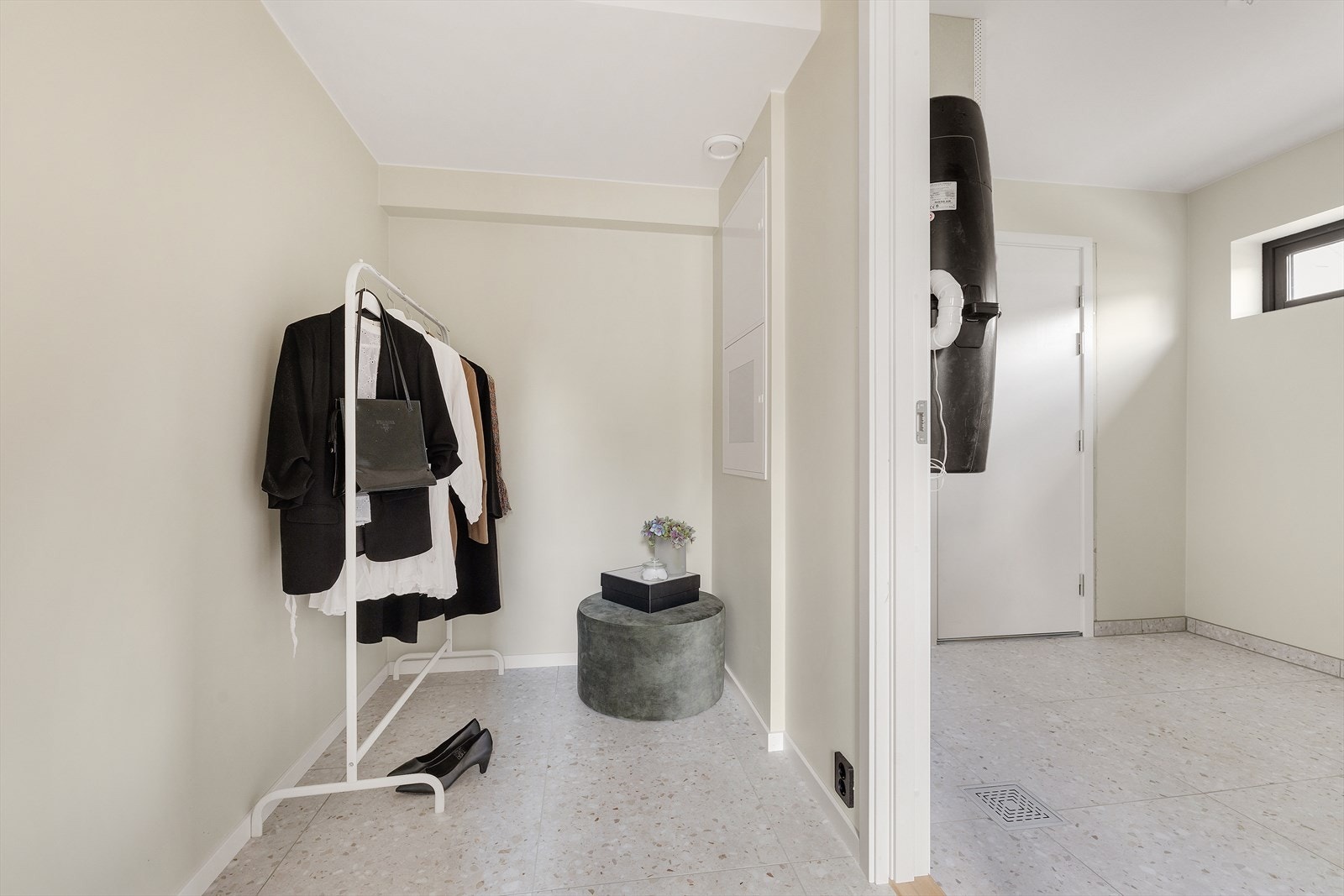 Garderoberom og teknisk rom. Døren på høyre side med direkte inngang til garasjen Galleribilde