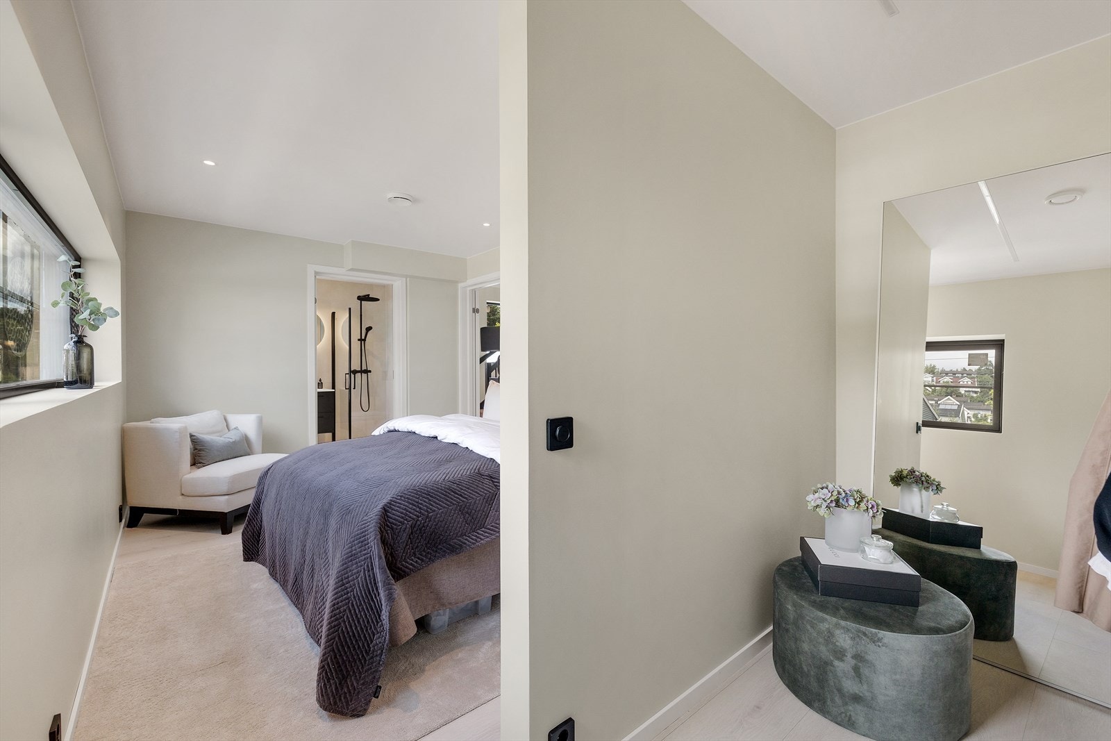 Direkte inngang til eget walk in closet Galleribilde