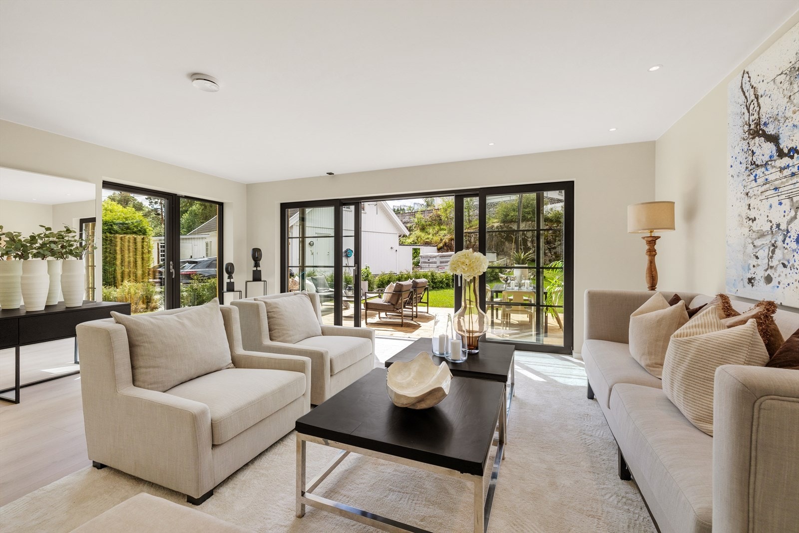 Fantastisk hagestue med stor terrasse og dører på to sider Galleribilde