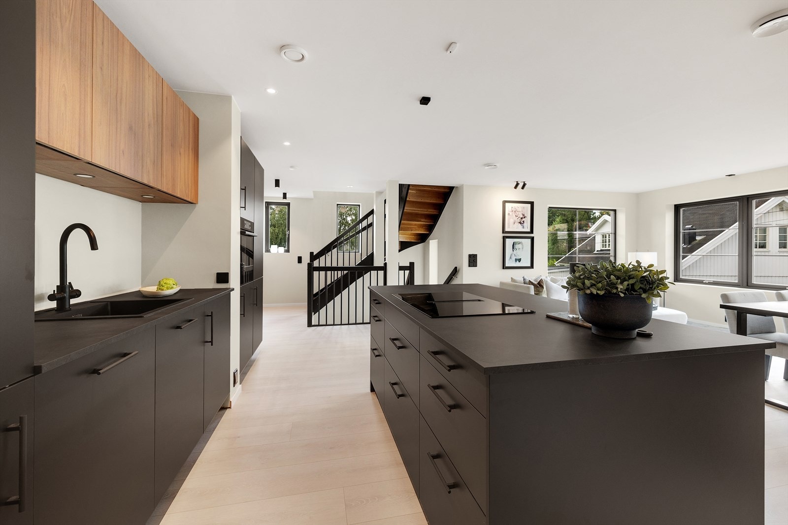 Alle hvitevarer er integrerte, platetoppen med innebygd ventilator Galleribilde