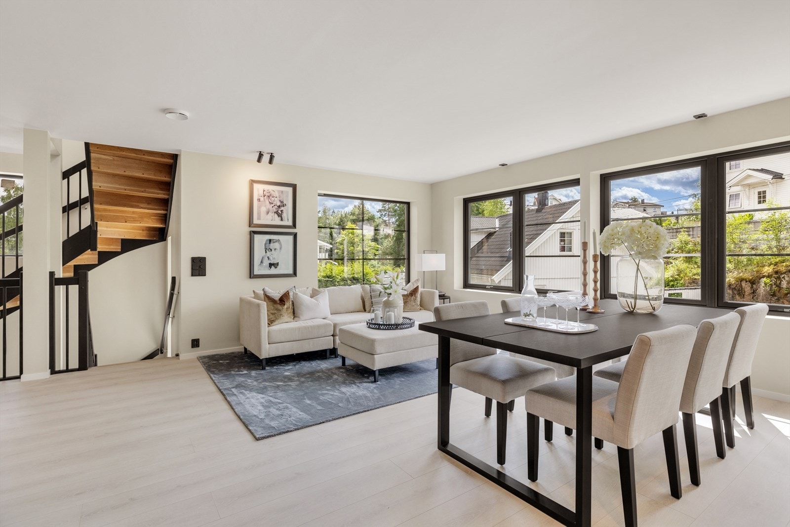 Enstavs gulv og lyse pen overflater Galleribilde