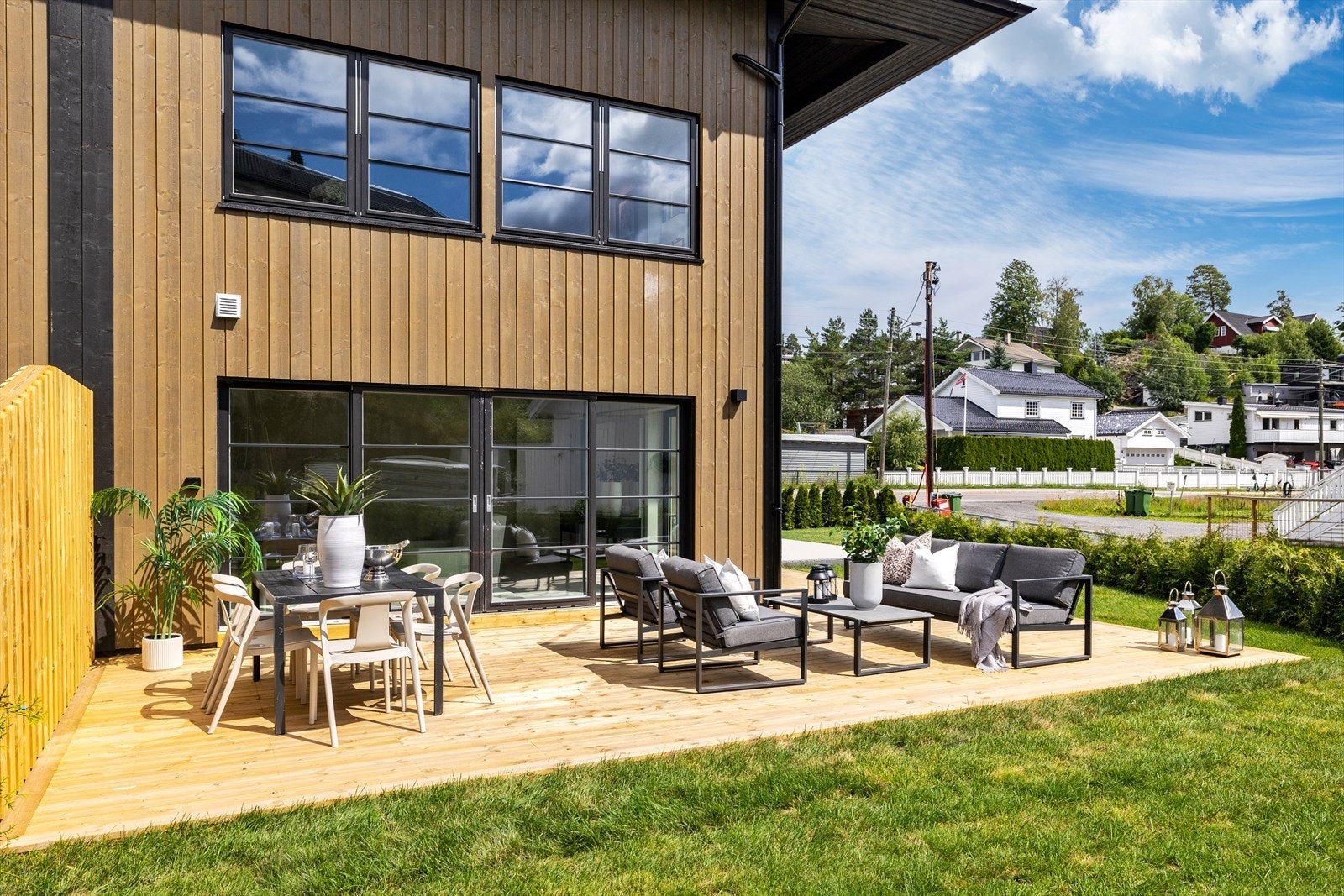 Store terrasse arealer for flere sittegrupper Galleribilde