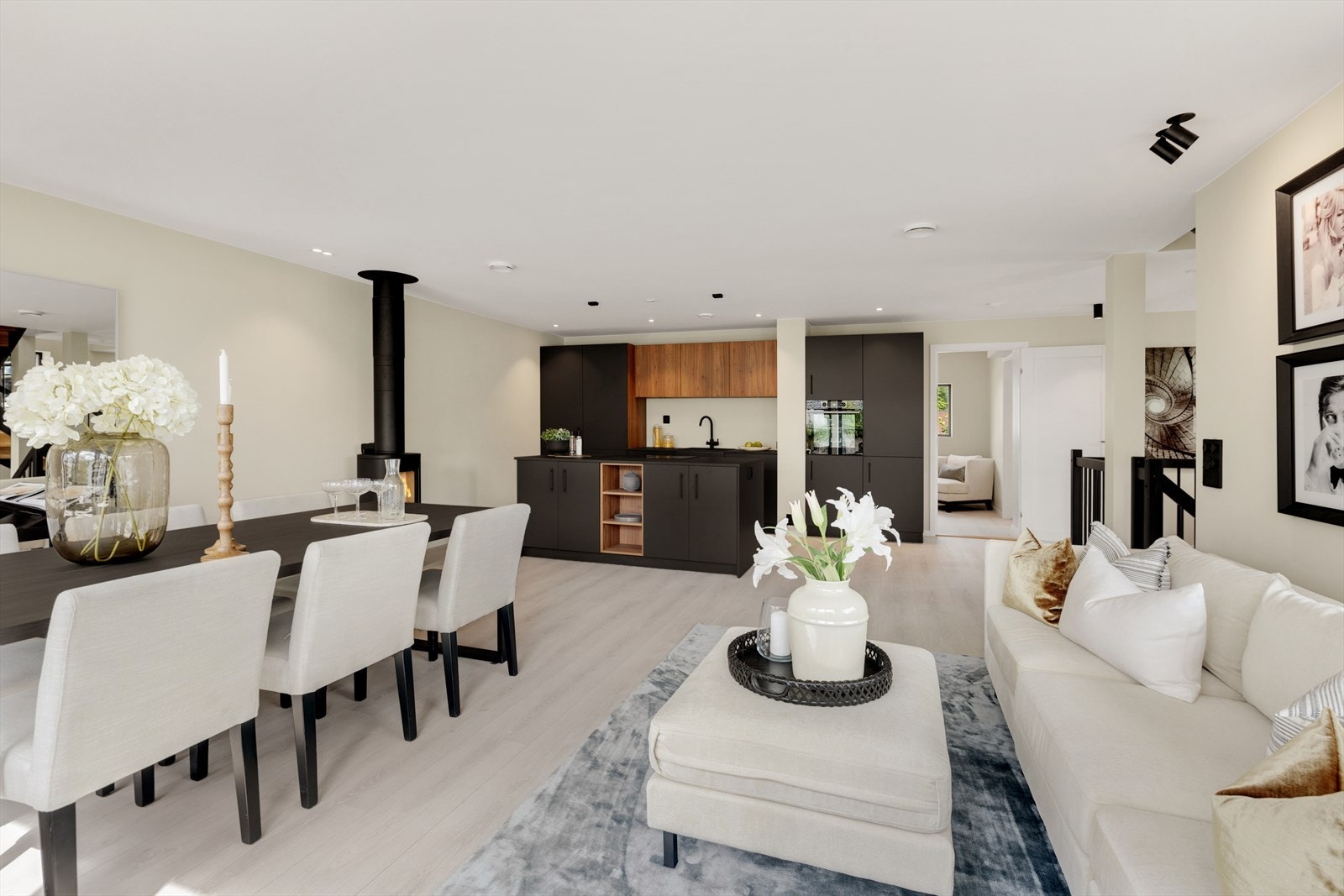 Meget god løsning med det lekre kjøkkenet mot den store spisestuen Galleribilde