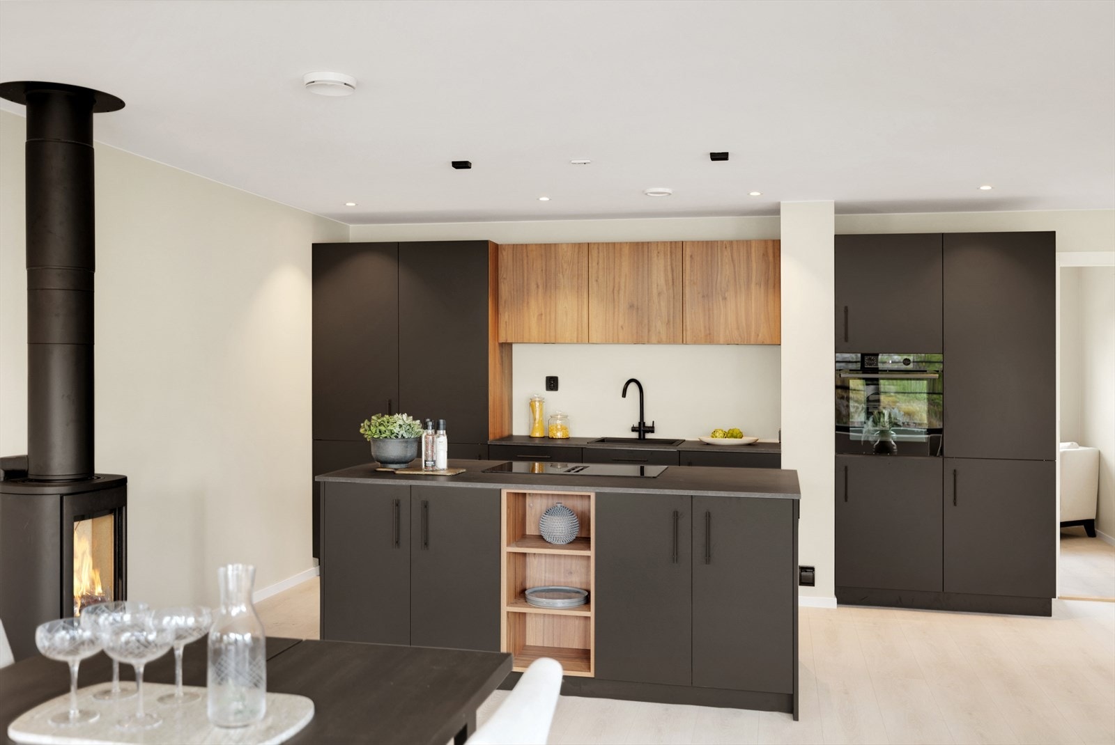 Det moderne kjøkkenet har slette fronter med Carbon fremtoning Galleribilde