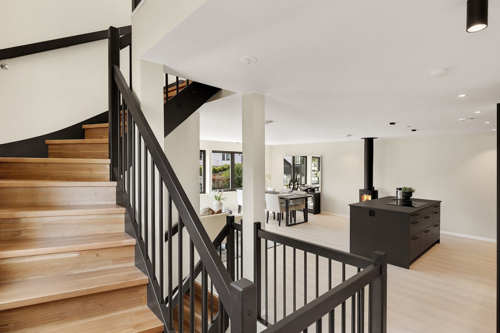 Fra 2. etg. leder trappen opp til toppetasjen med bad nr. 3, 2 soverom, stue og takterrasse Galleribilde