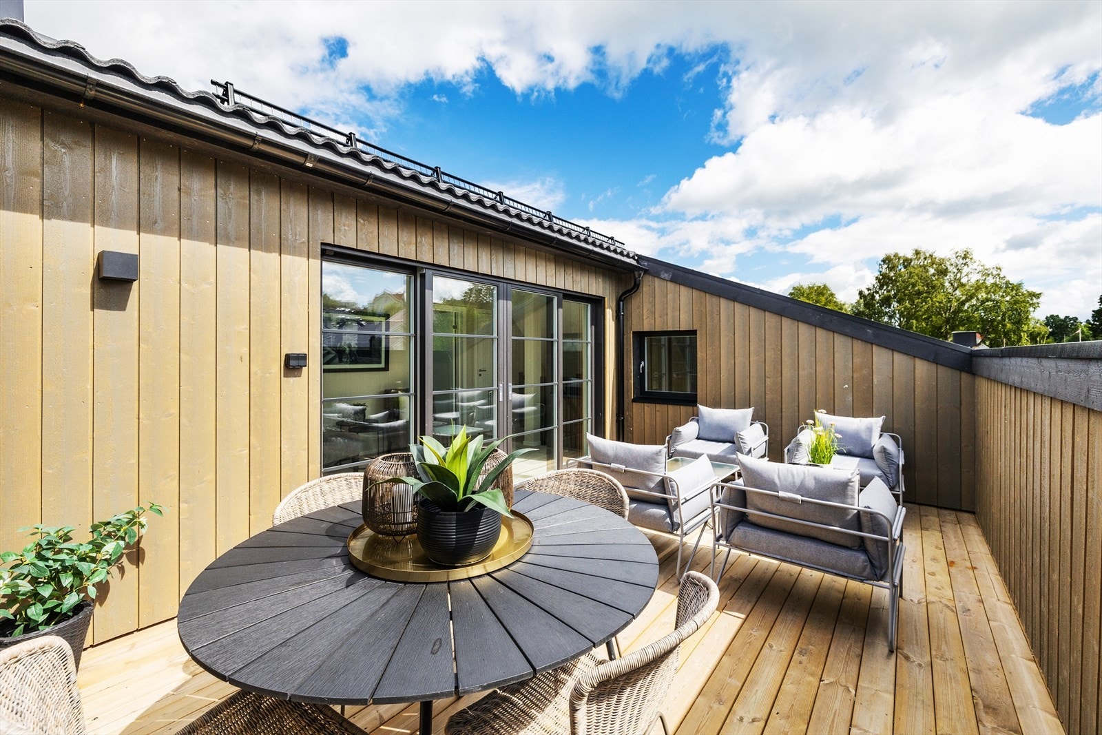 Meget solrik og stor takterrasse Galleribilde