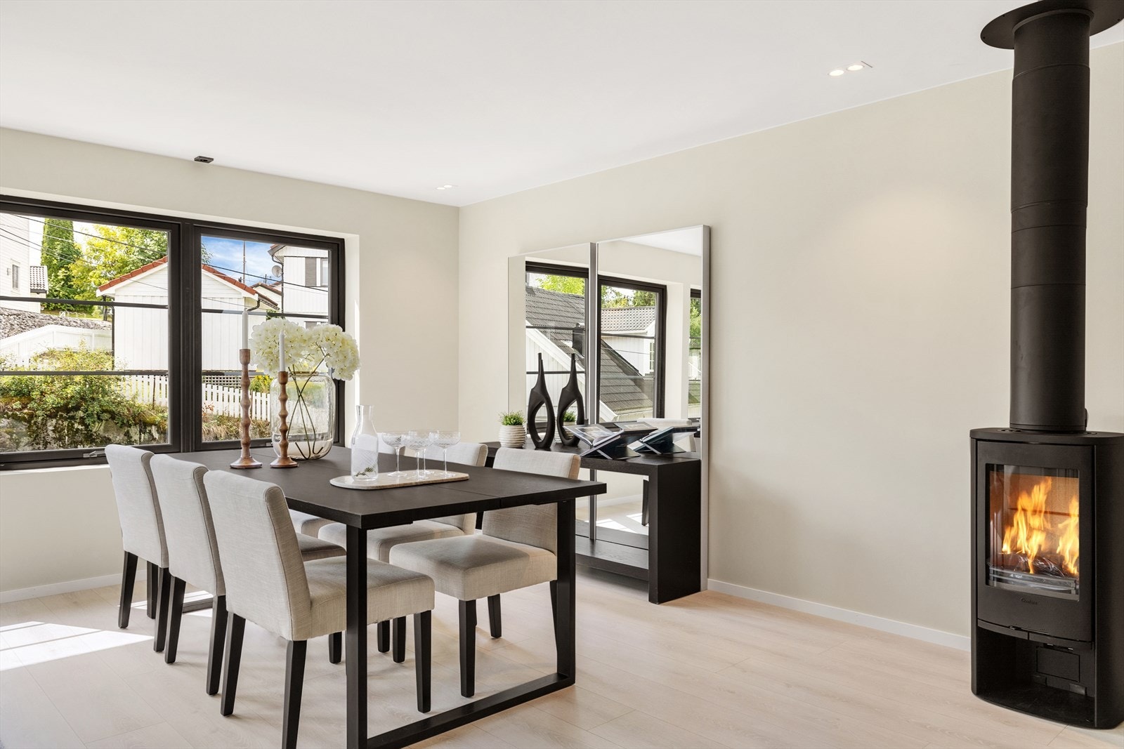 Innfelt led downlights samt spotter i himling Galleribilde