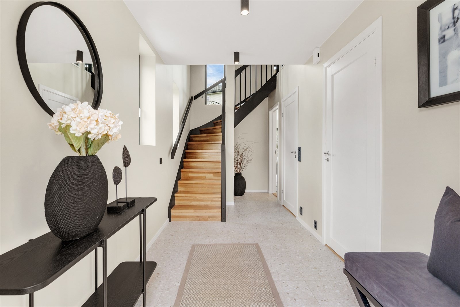 Hall og inngangsparti fra 1. etg. Galleribilde