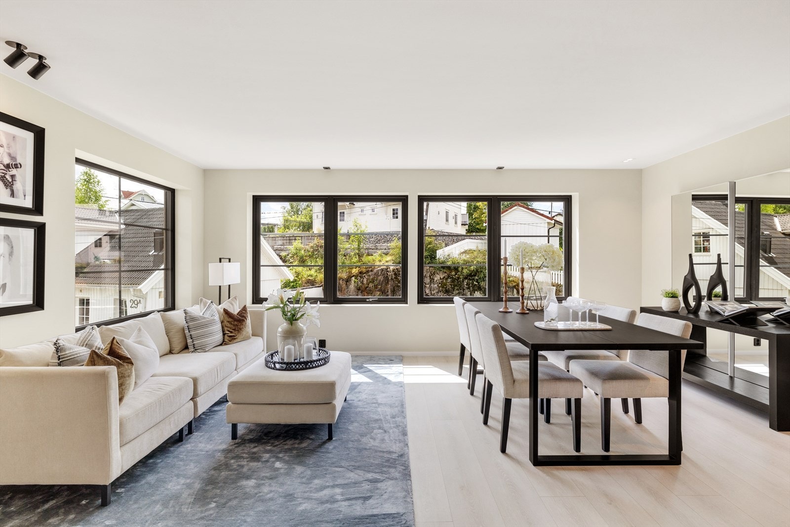 I 2. etg. finner man spisestuen med store glassflater og herlig lys Galleribilde