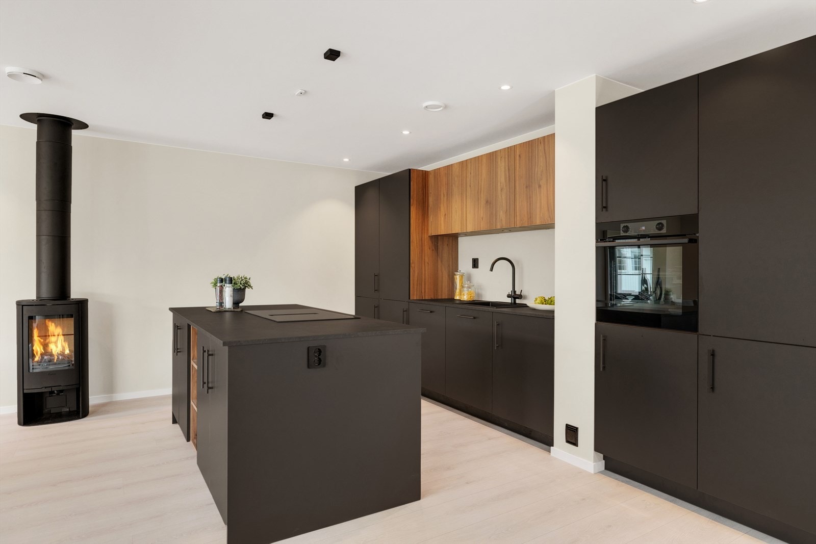 Svært hyggelig med peisovnen i dette rommet Galleribilde