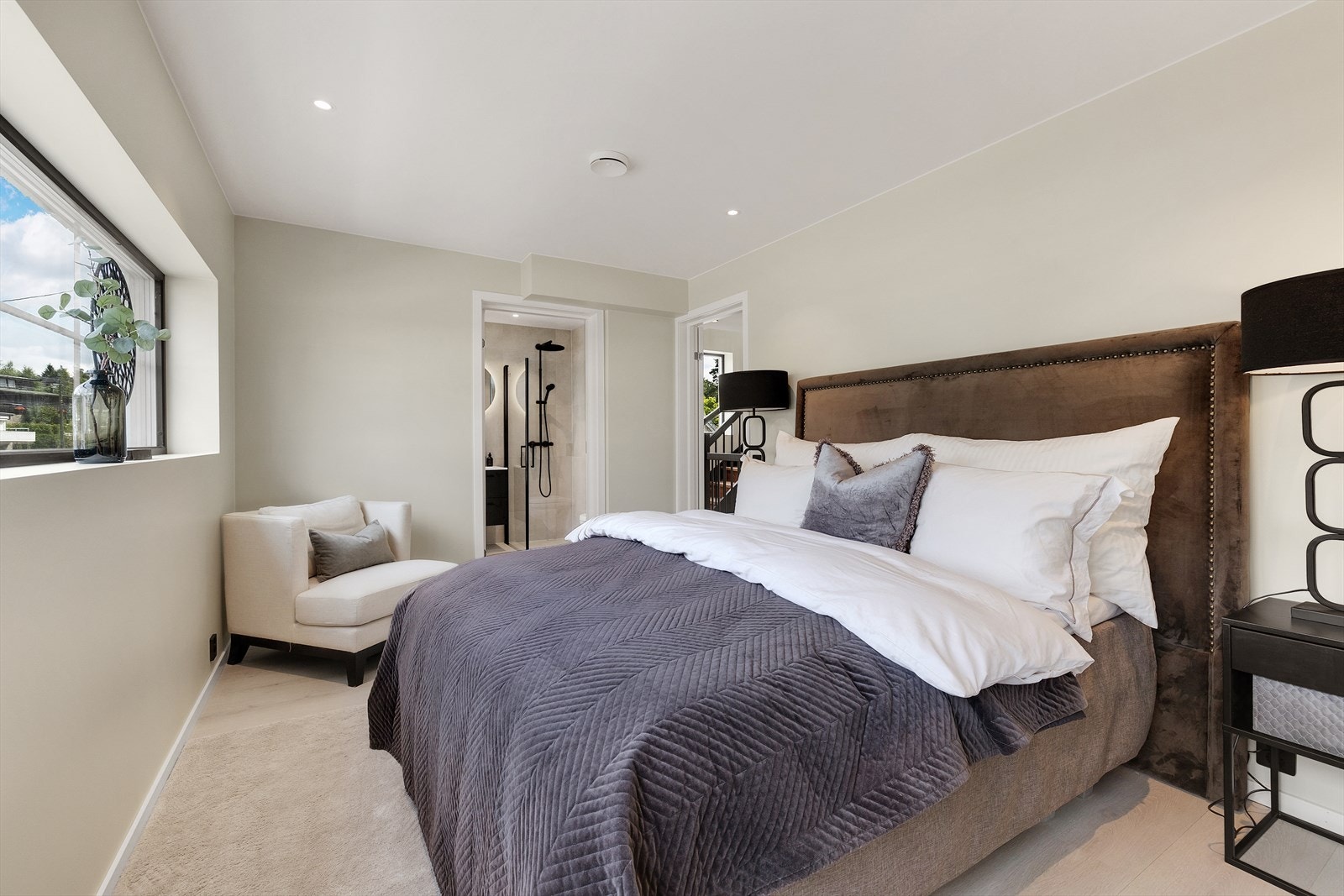 Godt og lekkert hovedsoverom Galleribilde