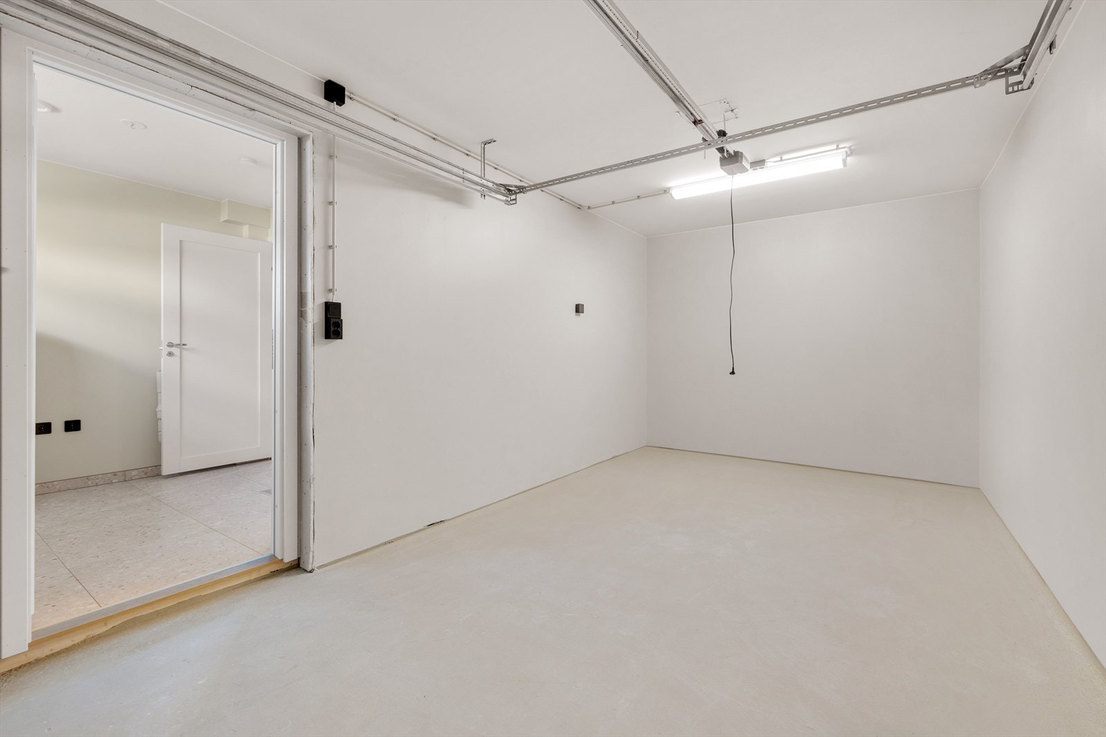 Innebygd garasje i boligen med direkte adkomst Galleribilde