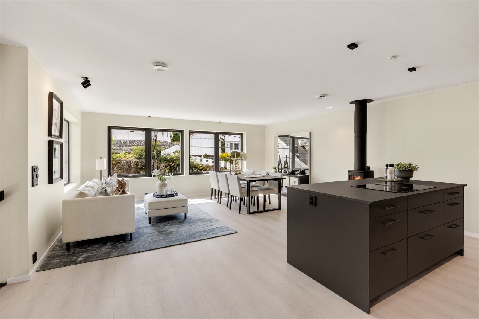 Stor kjøkkenøy med masse lagringsplass Galleribilde