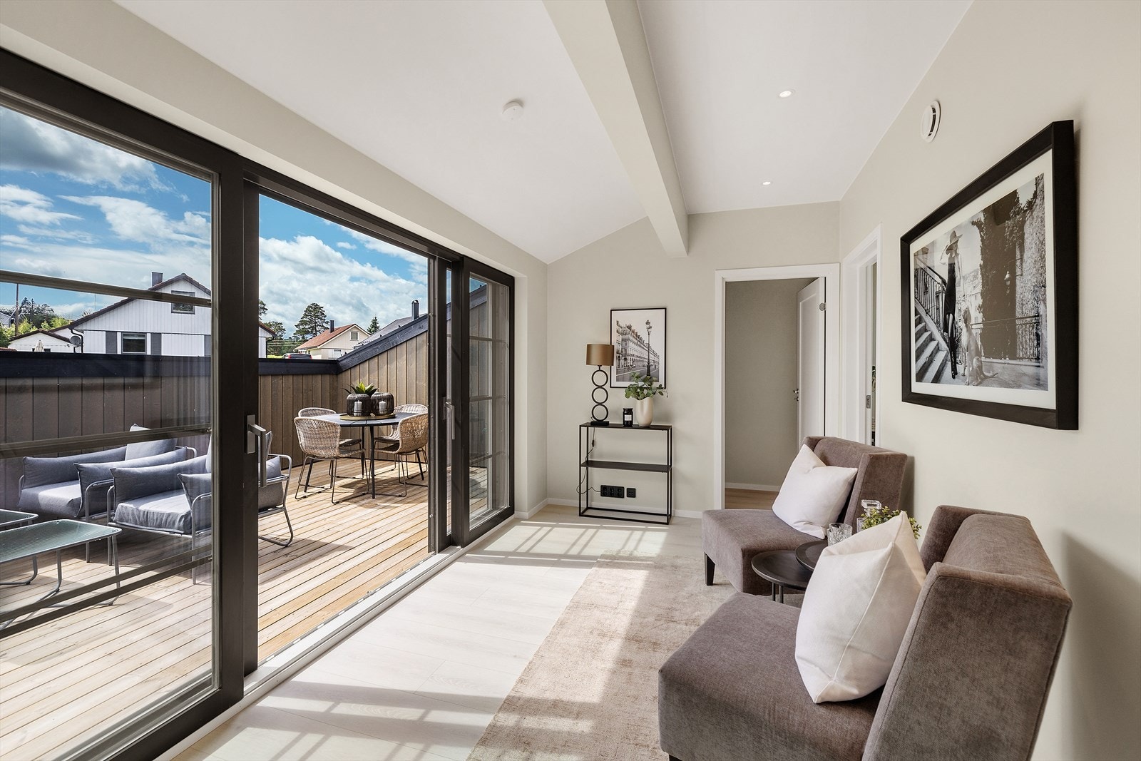 Nok en flott stue med store vinduer mot takterrassen. innvendig lagringsrom i enden av rommet Galleribilde